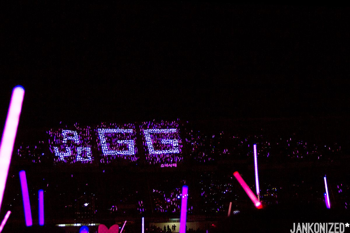 ภาพการแปรอักษรเป็นคำว่า AYO GG จาก Soshi Fanclub