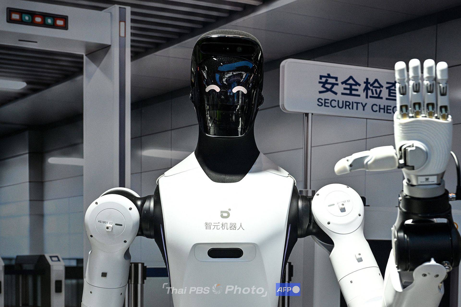 หุ่นยนต์ฮิวแมนนอยด์ของ Agibot ในระหว่างงาน World Artificial Intelligence Conference WAIC  ภาพจาก Hector RETAMAL / AFP