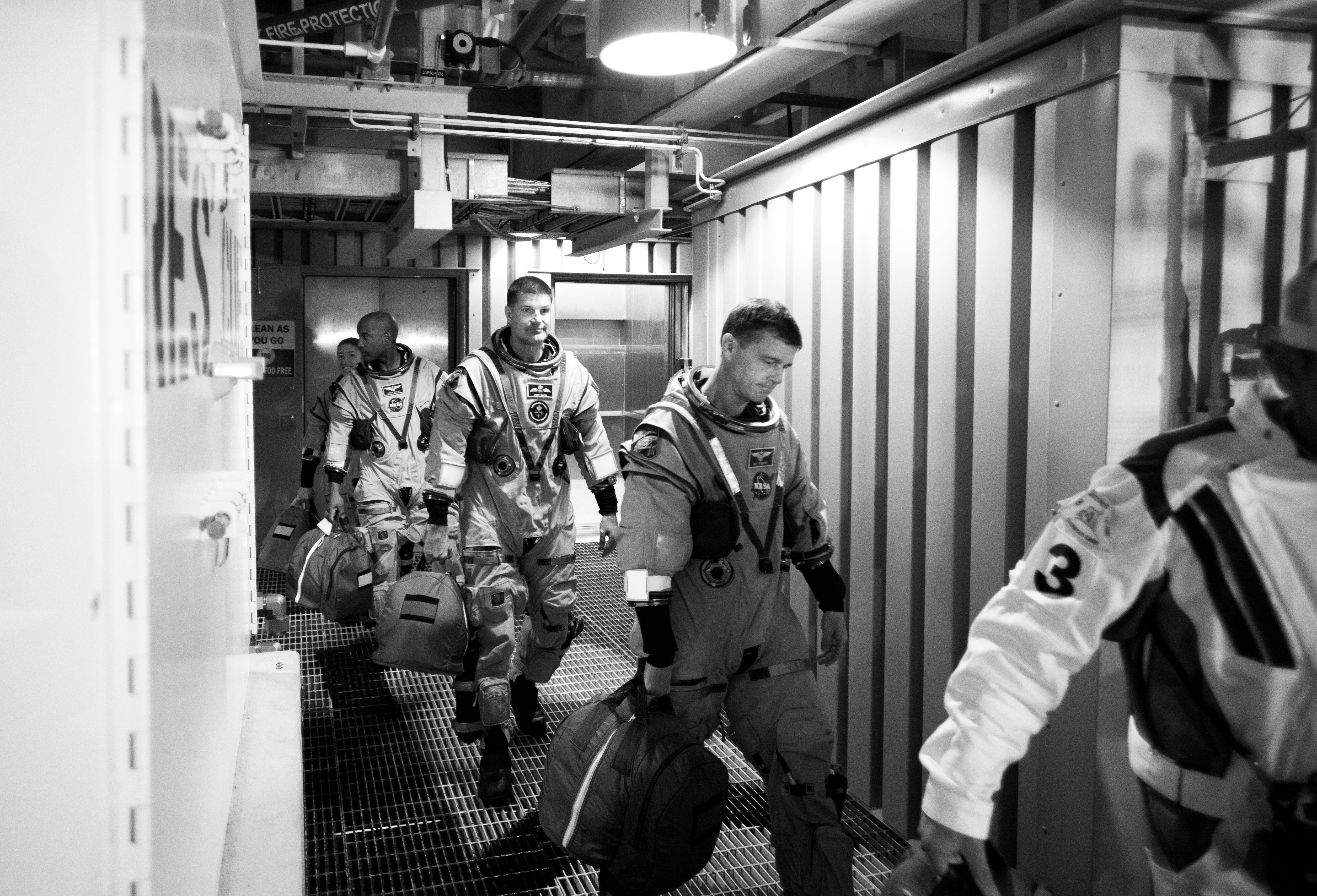 ภาพของนักบินอวกาศทั้งสี่คนในภารกิจ Artemis II ที่กำลังฝึกซ้อม ภาพจาก NASA