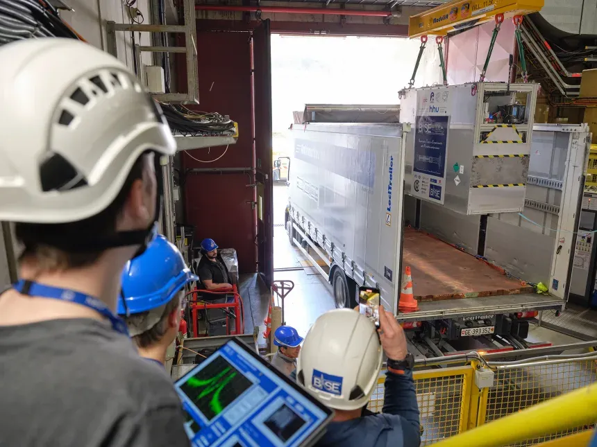 ภาพถ่ายระหว่างทำการขนย้าย BASE ภายใน CERN ภาพจาก CERN