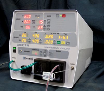เครื่องช่วยหายใจความถี่สูง (high-frequency ventilator) ซึ่งมักใช้งานในทารกแรกเกิด เนื่องจากมีอัตราการหายใจที่สูงแต่ปริมาตรอากาศที่น้อย ภาพจาก wikicommons