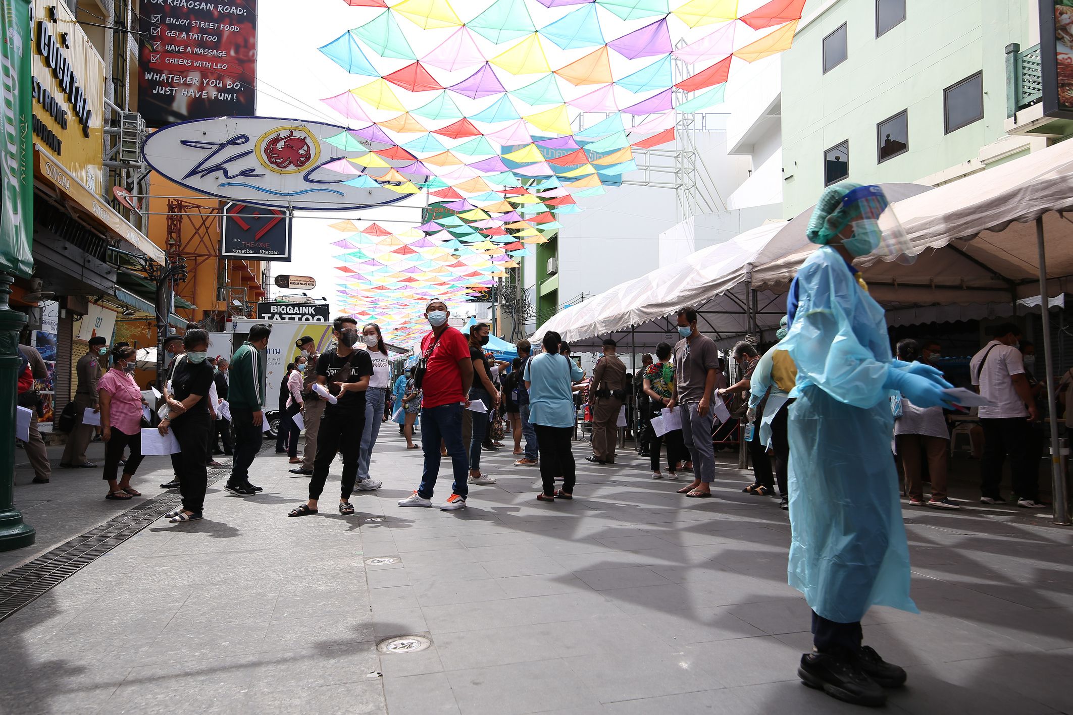 ถนนข้าวสาร ที่มีผู้คนสวมหน้ากากอนามัย