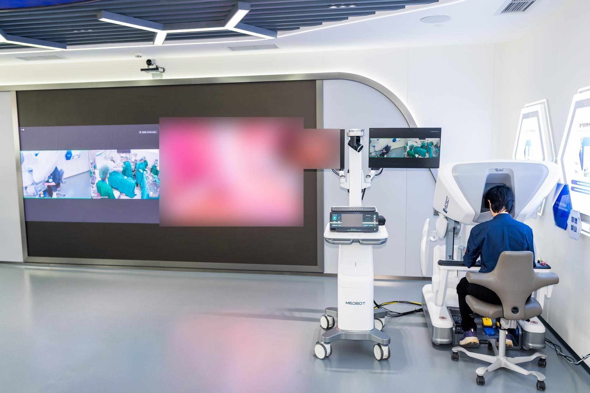 การผ่าตัดด้วยหุ่นยนต์ผ่าตัดทางไกลระหว่างจีนกับไทยครั้งแรกที่โรงพยาบาลนพรัตนราชธานีในกรุงเทพฯ วันที่ 21 เม.ย. 2026 ภาพจาก Xinhua