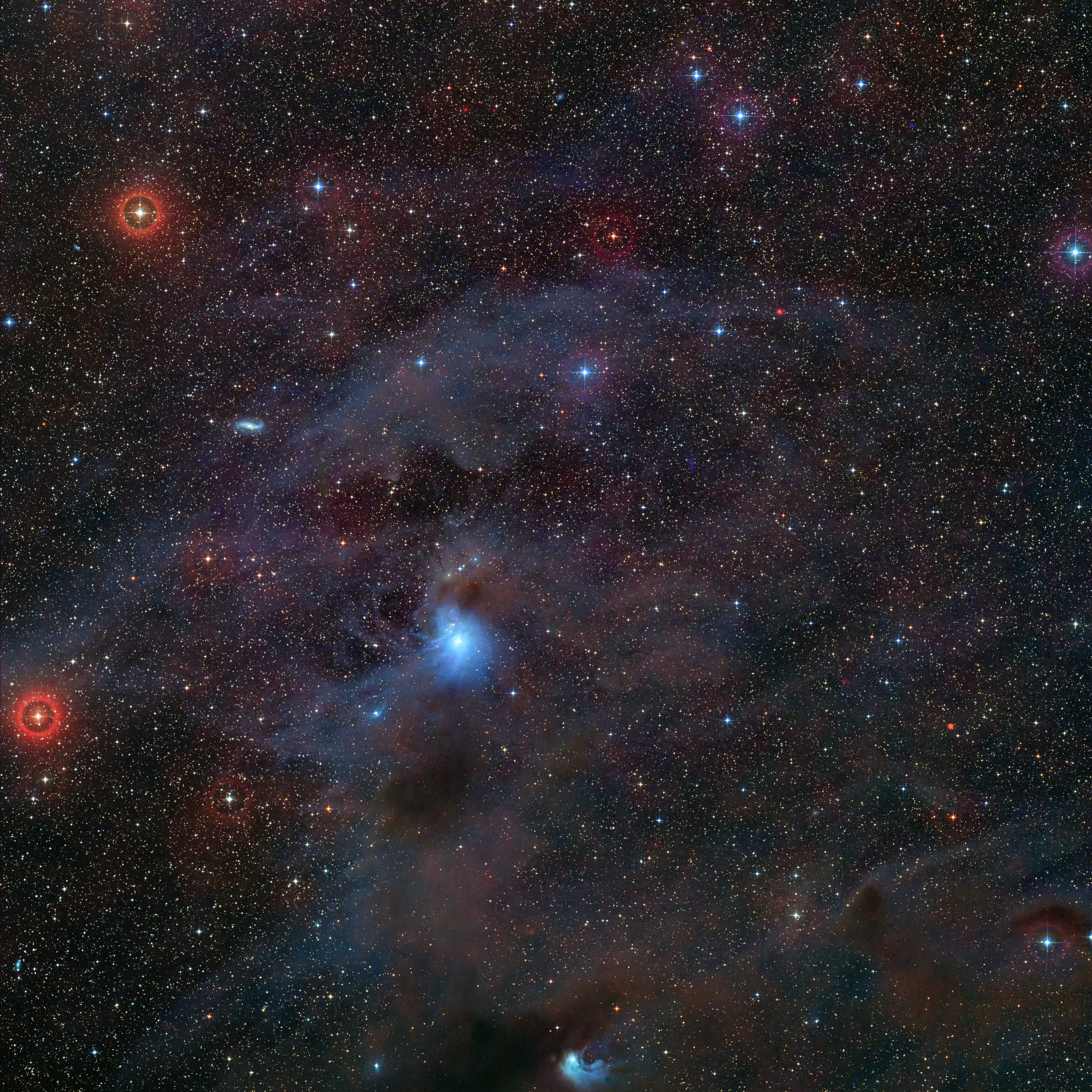 ภาพถ่ายตำแหน่งของดาวเคราะห์พเนจร Cha 1107-7626 จาก Sky Survey 2 ซึ่งภาพของดาวเคราะห์พเนจรนี้มองไม่เห็นจากภาพแต่ตำแหน่งของมันอยู่ตรงกลางภาพอย่างพอดิบพอดี ภาพจาก ESO.jp