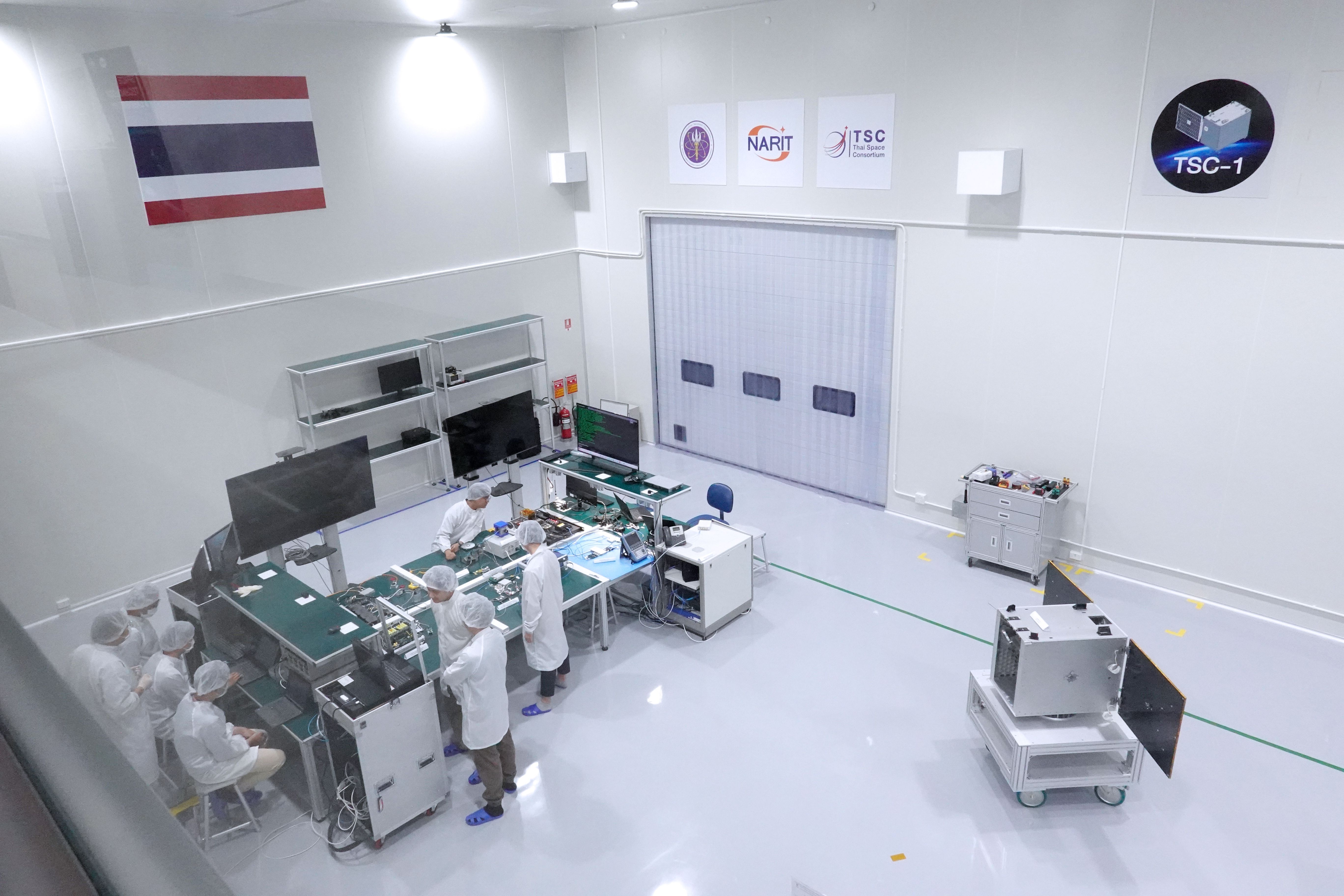 ห้องปฏิบัติการทดสอบและประกอบดาวเทียม (Clean room) ภาพจาก NARIT
