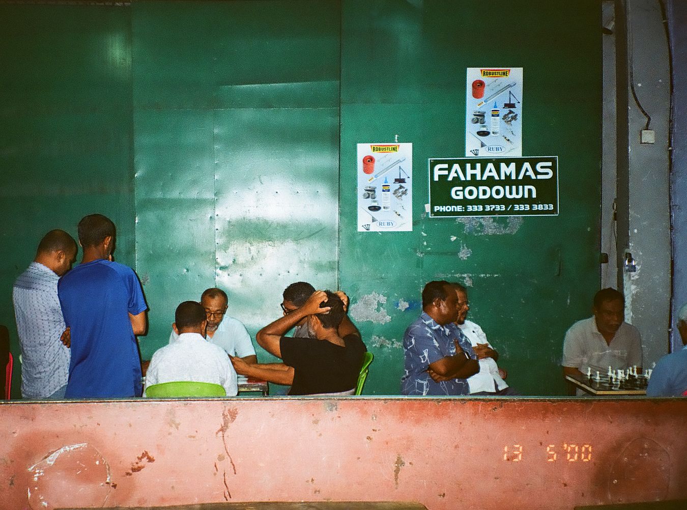 A group of Malé residents were hanging out late at night. (Photo: Peerachai Pasutan)