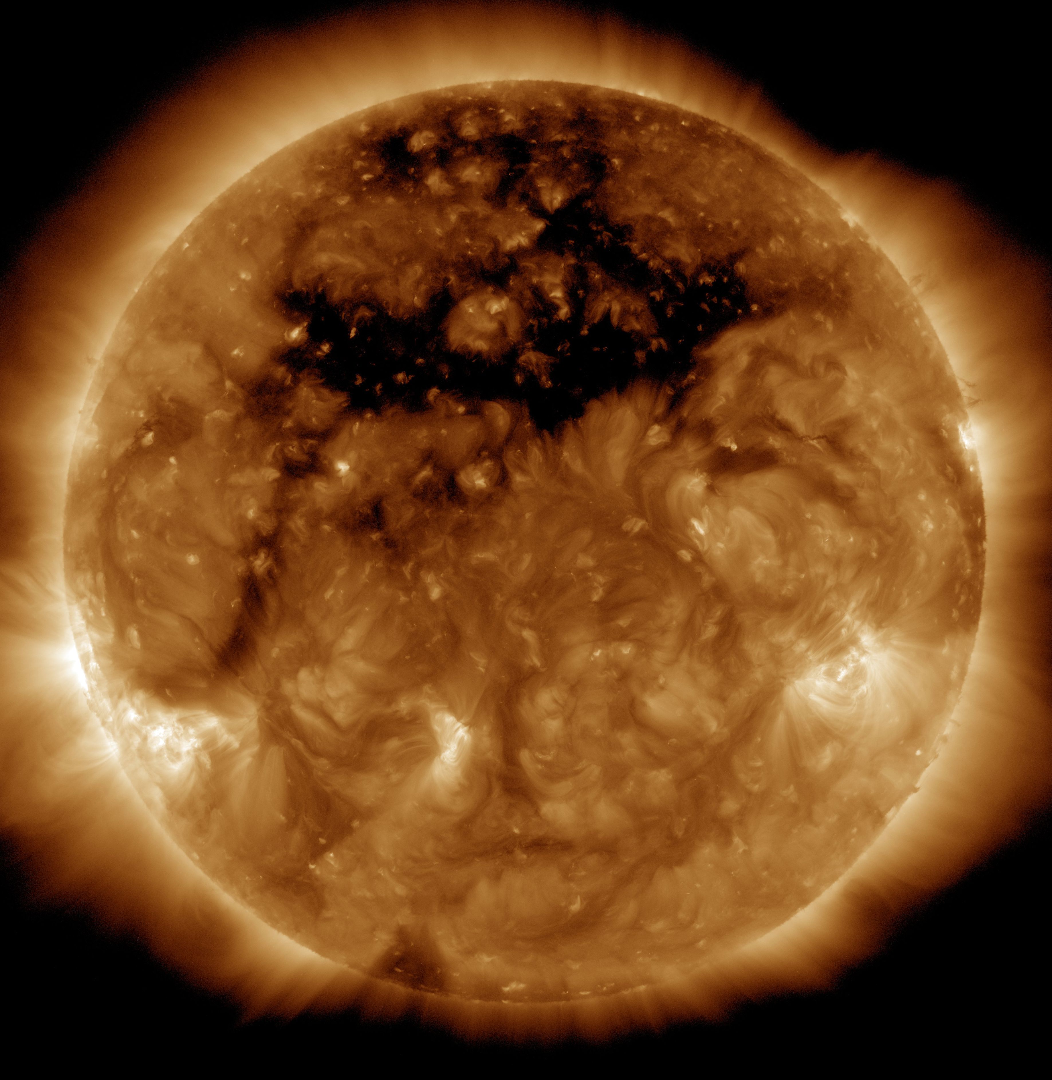 ภาพของ Coronal Hole หรือรูโหว่ในชั้นโคโรนาของดวงอาทิตย์ จากกล้องถ่ายภาพของยาน SDO ภาพจาก NASA_SDO