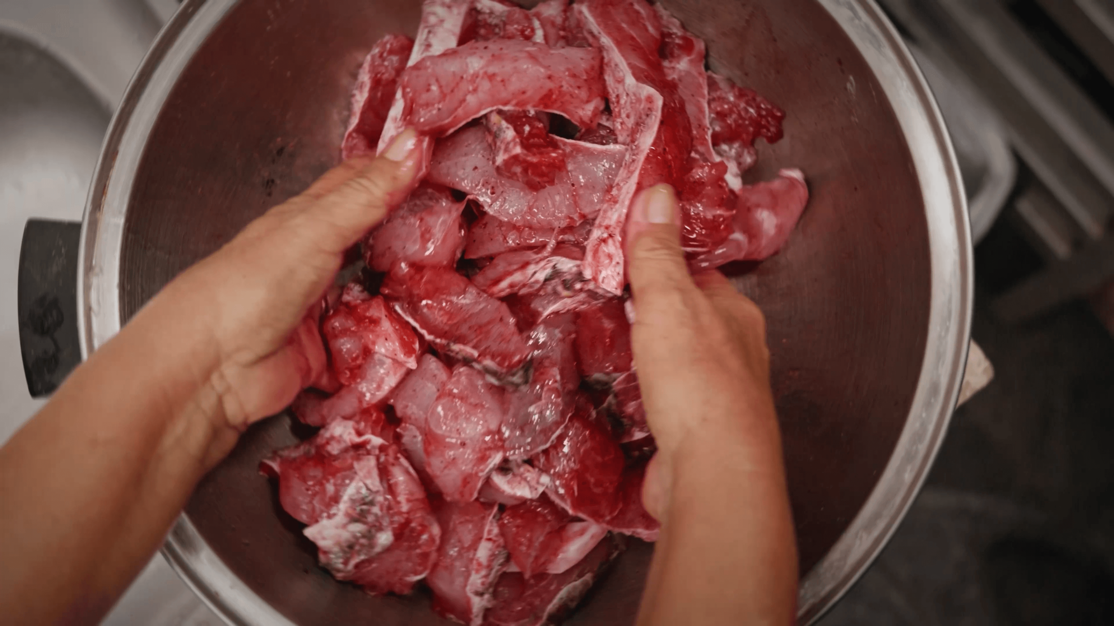 ล้างปลาจนสะอาด