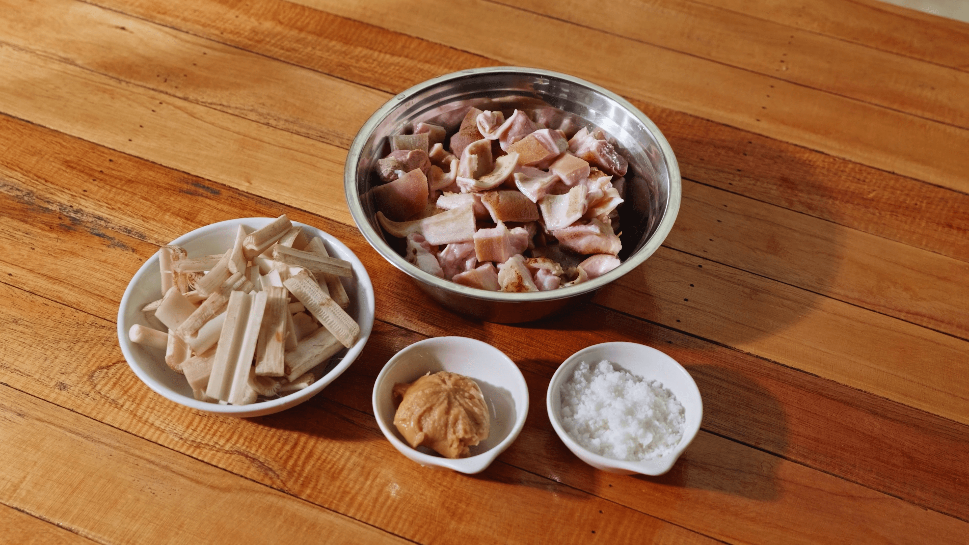 วัตถุดิบพร้อม หมู หยวกกล้วย เกลือ น้ำตาล 