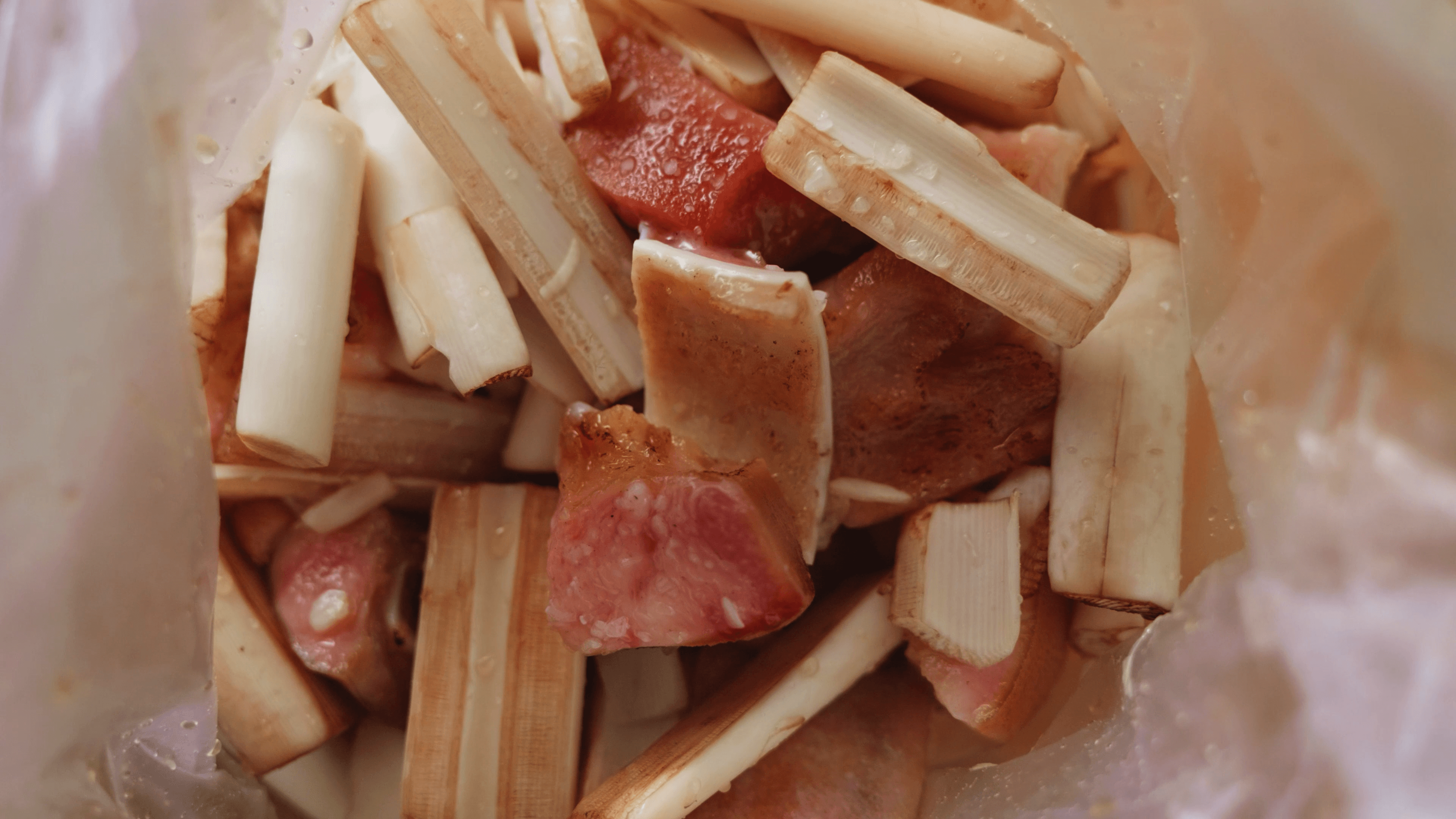 เหล่าวัตถุดิบลงไปดองรวมกัน