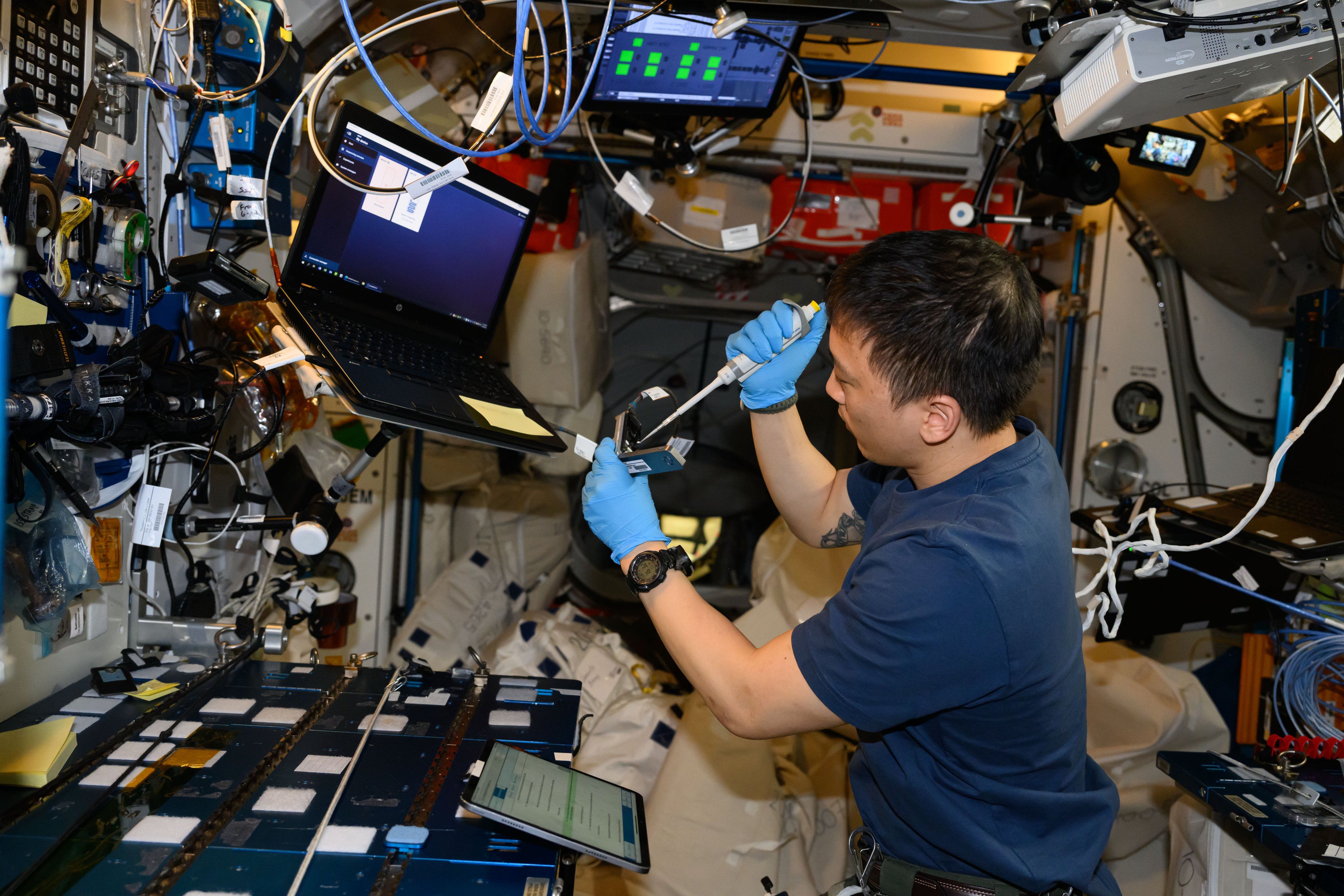 นักบินอวกาศกำลังอ่านข้อมูลใน DNA บนสถานีอวกาศนานาชาติ