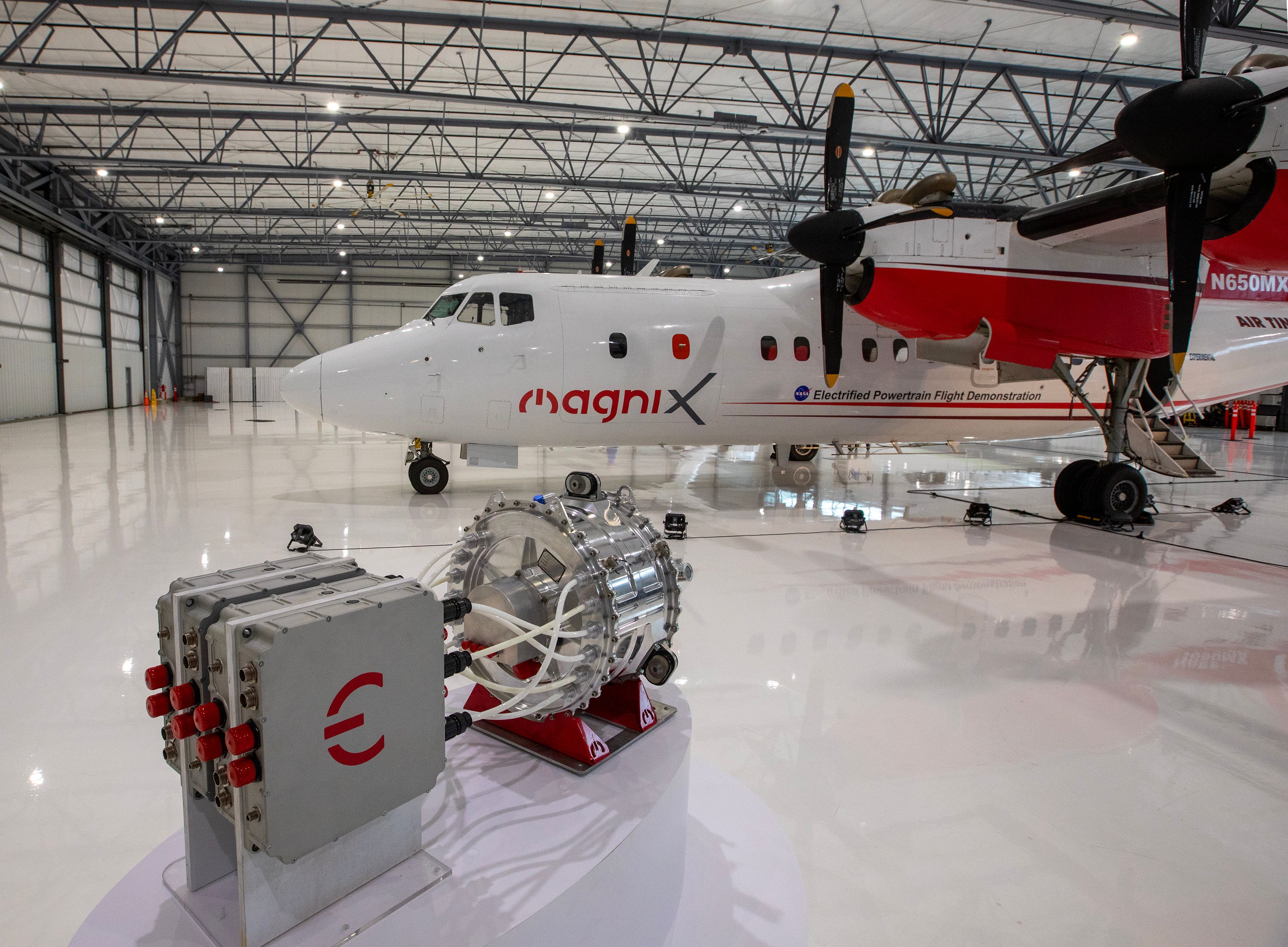 ภาพถ่ายเครื่องบิน Dash 7 ของ magniX ในวันเปิดตัวของ magniX และ NASA โดยโชว์เครื่องยนต์ไฮบริดของตัวเครื่องบินด้านหน้าของรูป