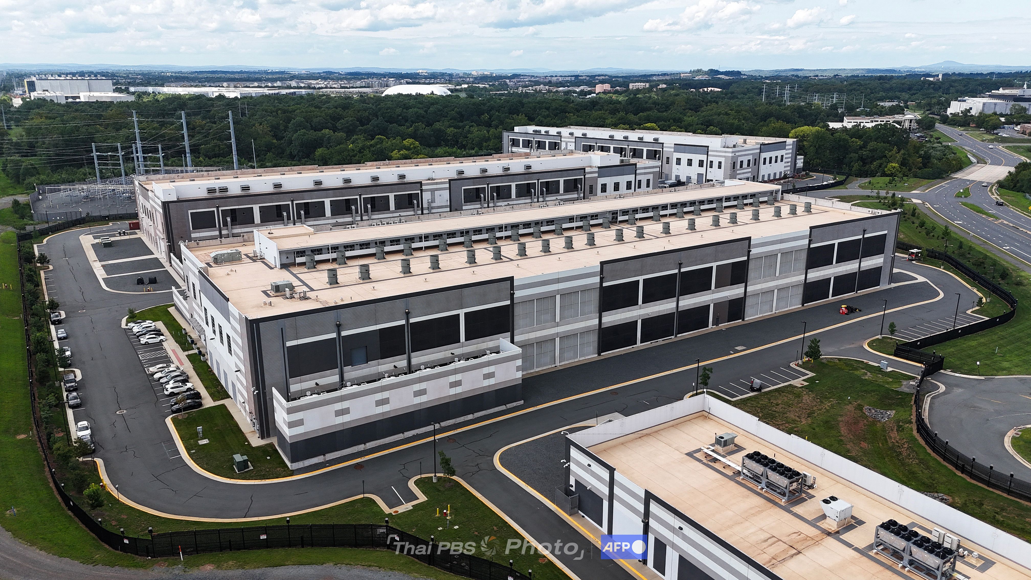 Data Center ของ Amazon AWS IAD ในเมืองสเตอร์ลิง รัฐเวอร์จิเนีย ในประเทศสหรัฐอเมริกา (Photo by Anna Moneymaker/AFP) 