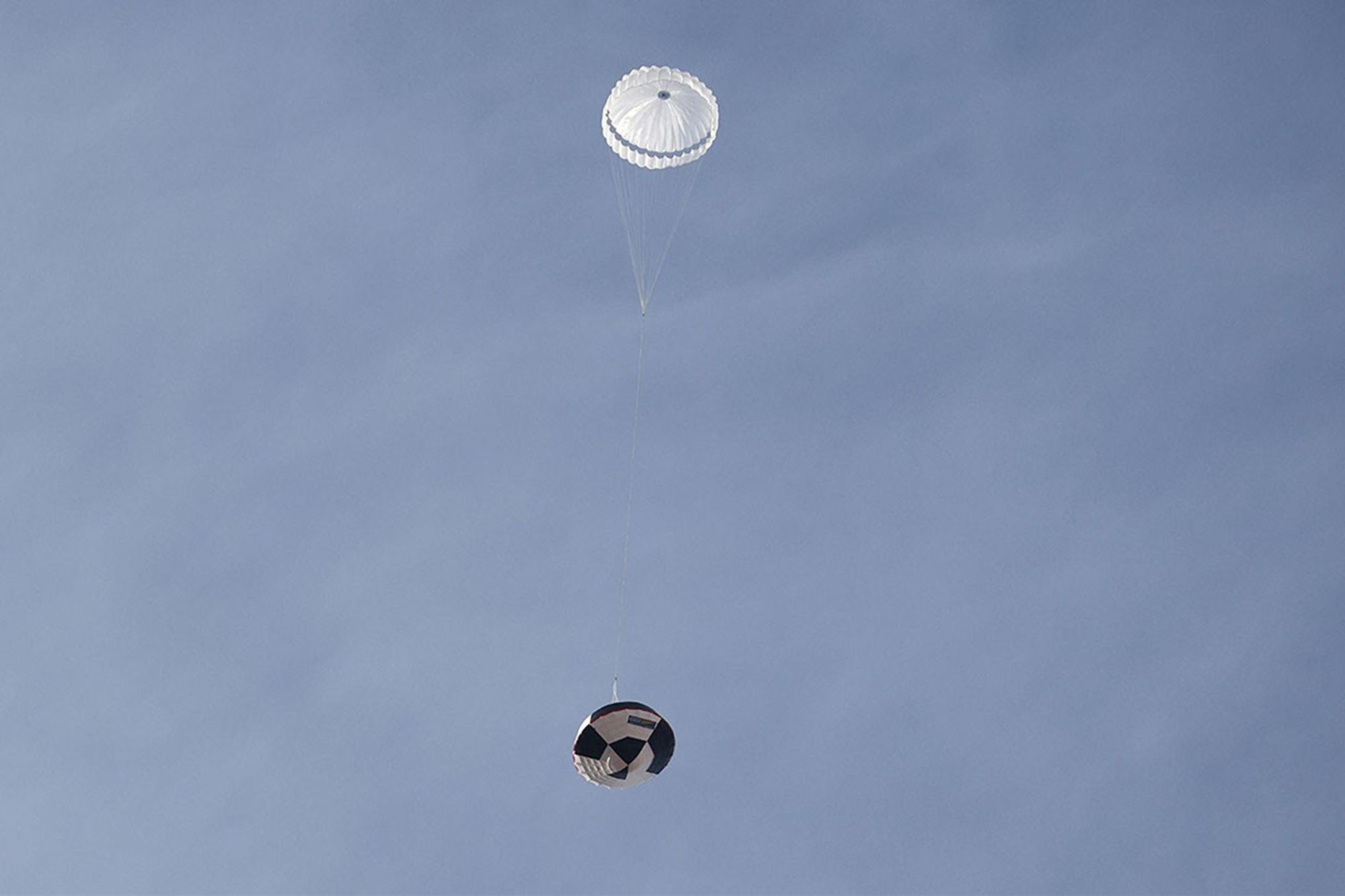 ภาพการทดสอบระบบโล่กันความร้อนและร่มชะลอความเร็วของ Dragonfly ภาพจาก NASA