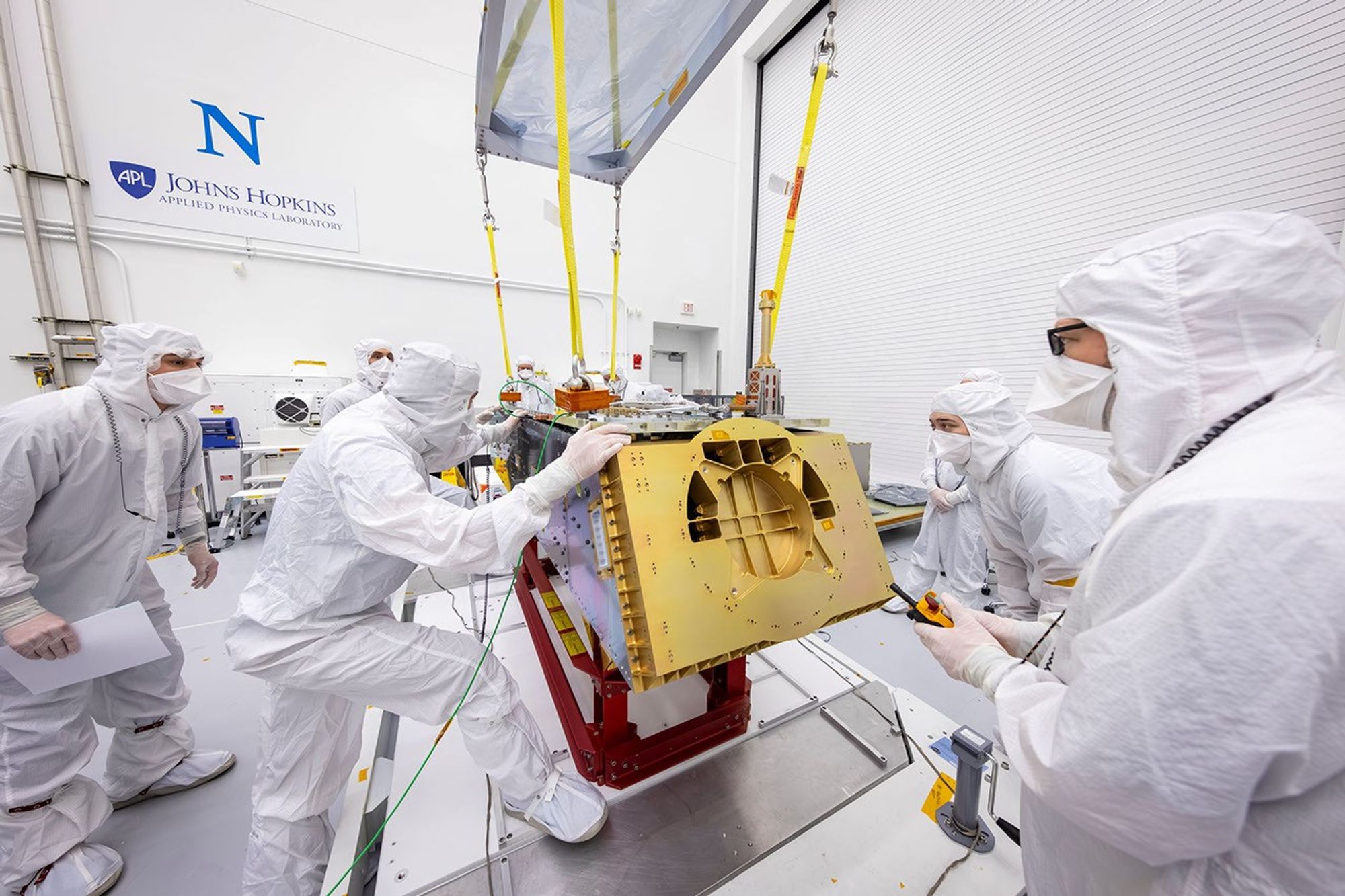 ภาพขณะทำการประกอบโครงสร้างหลักของหุ่นยนต์ Dragonfly ภาพจาก NASA
