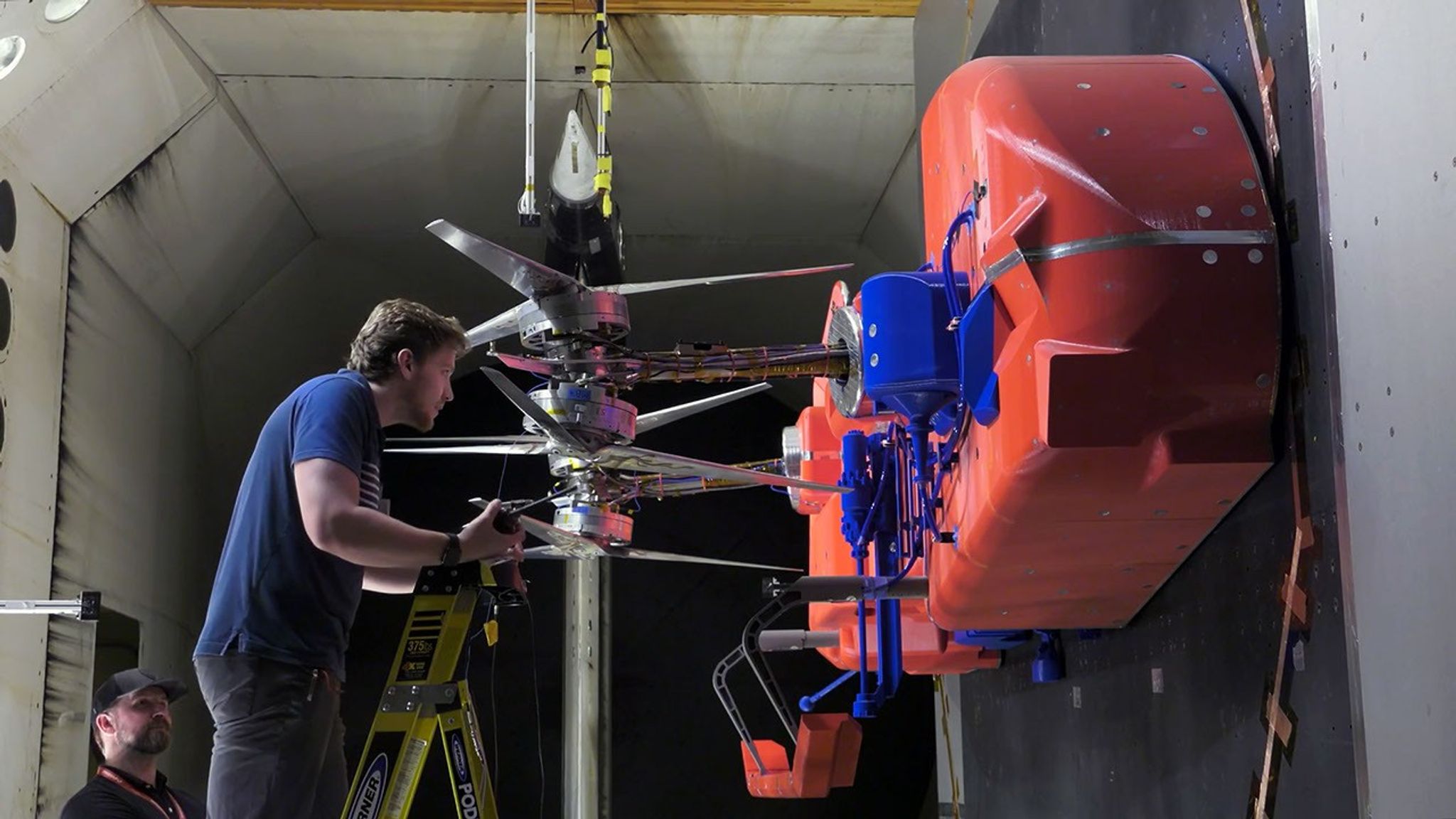 ภาพการทดสอบใบพัดของ Dragonfly ภายในอุโมงค์ลม ภาพจาก NASA