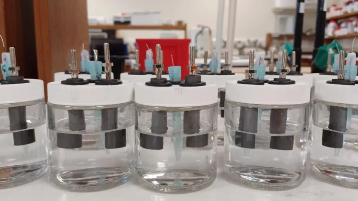 การเพิ่มประสิทธิภาพให้แบตเตอรี่โซเดียมไอออน ด้วยการแช่ในน้ำ