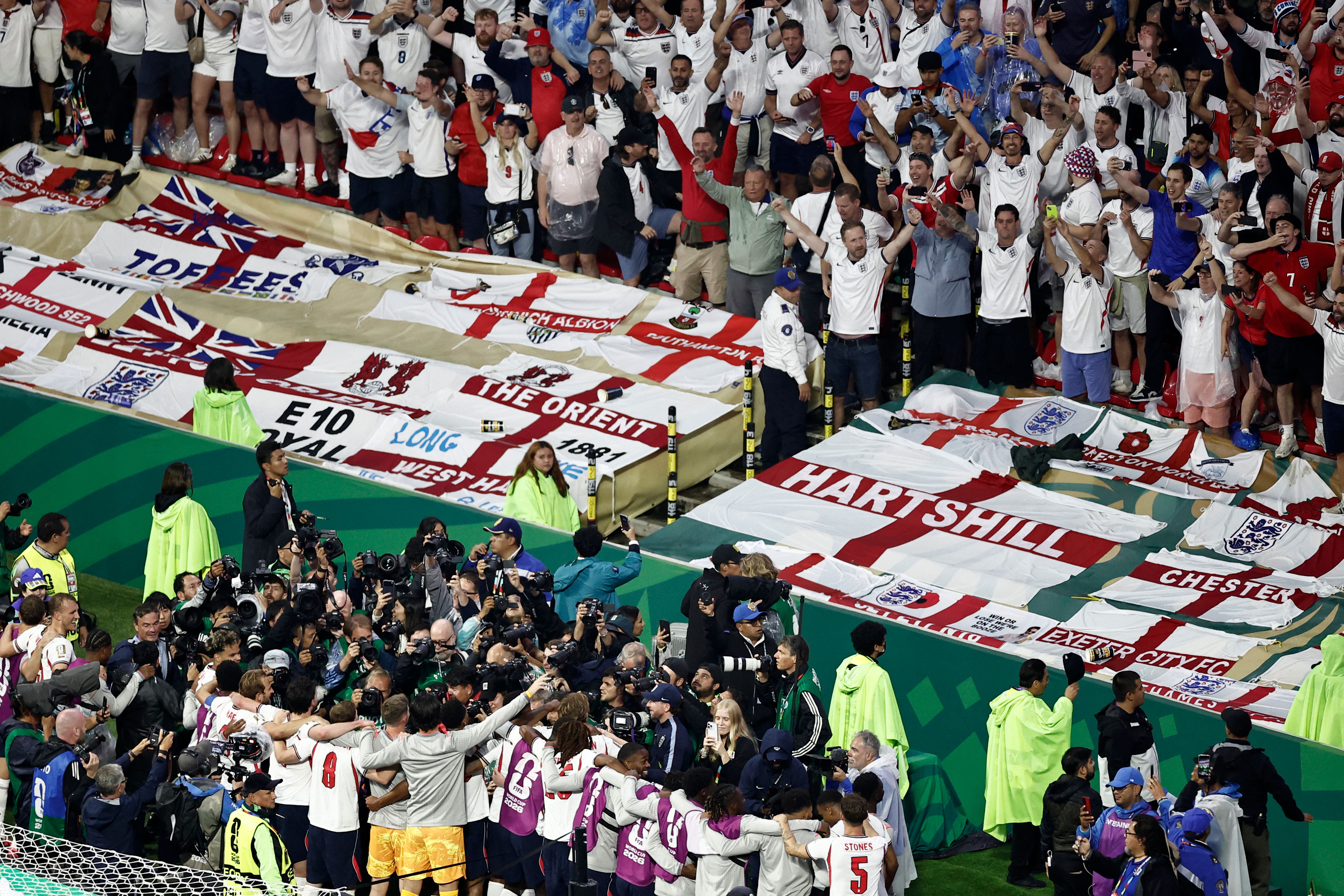 เพลงสื่อกลางส่งต่อความหวัง และความศรัทธาของแฟนบอลไปยังนักฟุตบอล (Photo by Ulises RUIZ/AFP)