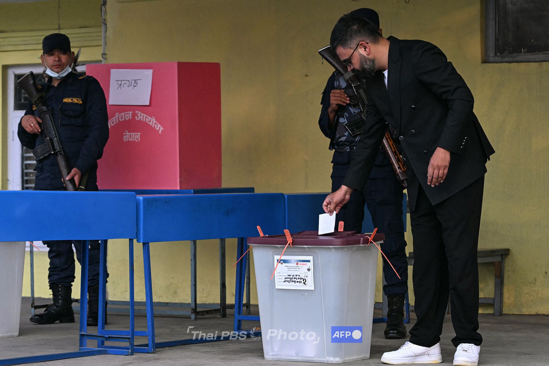 Balendra Shah กำลังหย่อนบัตรเลือกตั้ง เมื่อวันที่ 5 มี.ค. 69 (ภาพ: Tauseef Mustafa/AFP)