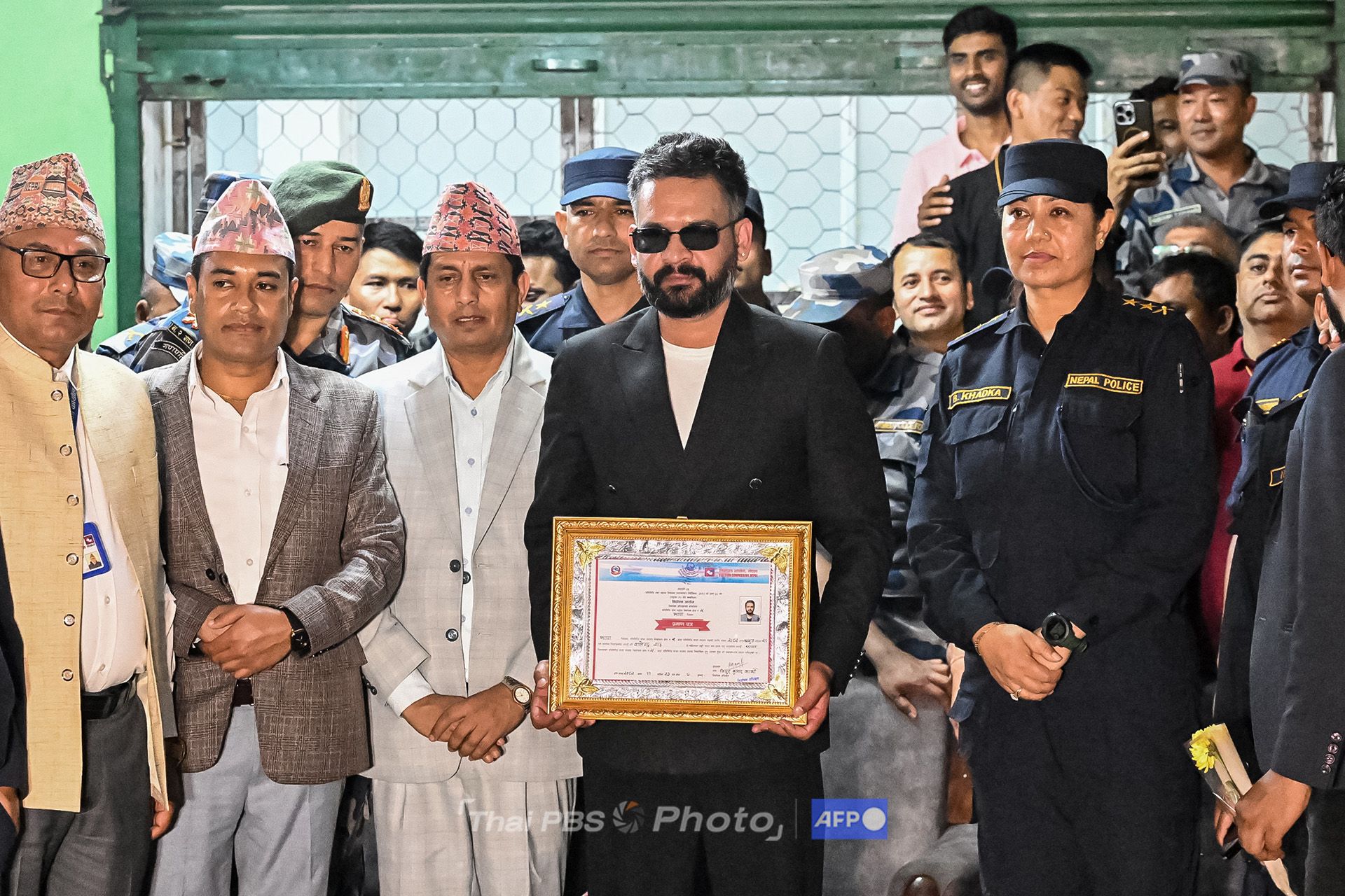 Balendra Shah รับหนังสือรับรองการชนะเลือกตั้งในเขต Jhapa-5 เมื่อวันที่ 7 มี.ค. 69 (ภาพ: Prakash Mathema/AFP)