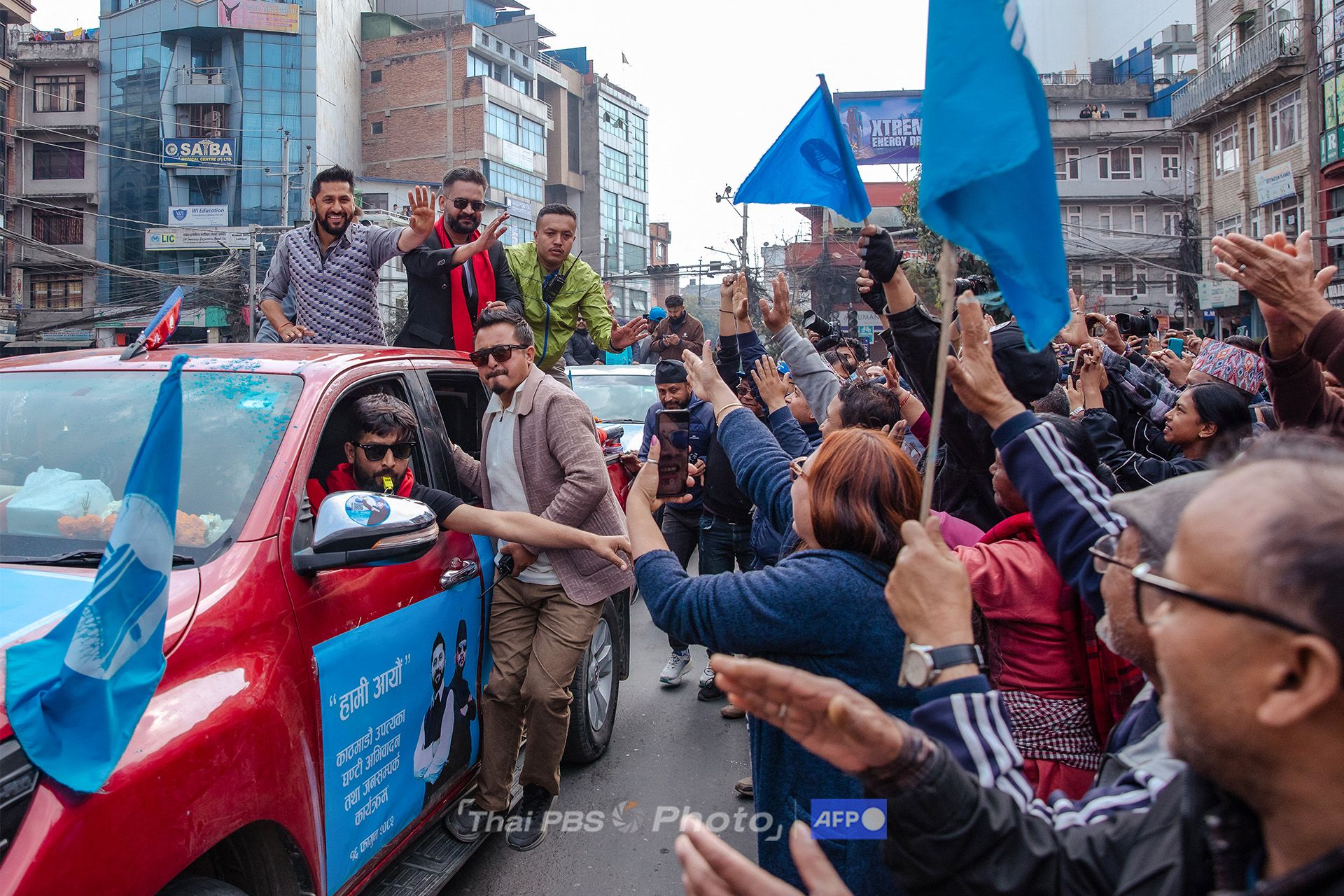 ประชาชนในเนปาลรอต้อนรับ Balendra Shah ระหว่างหาเสียง เมื่อวันที่ 28 ก.พ. 69 (ภาพ: Prabin Ranabhat/AFP)