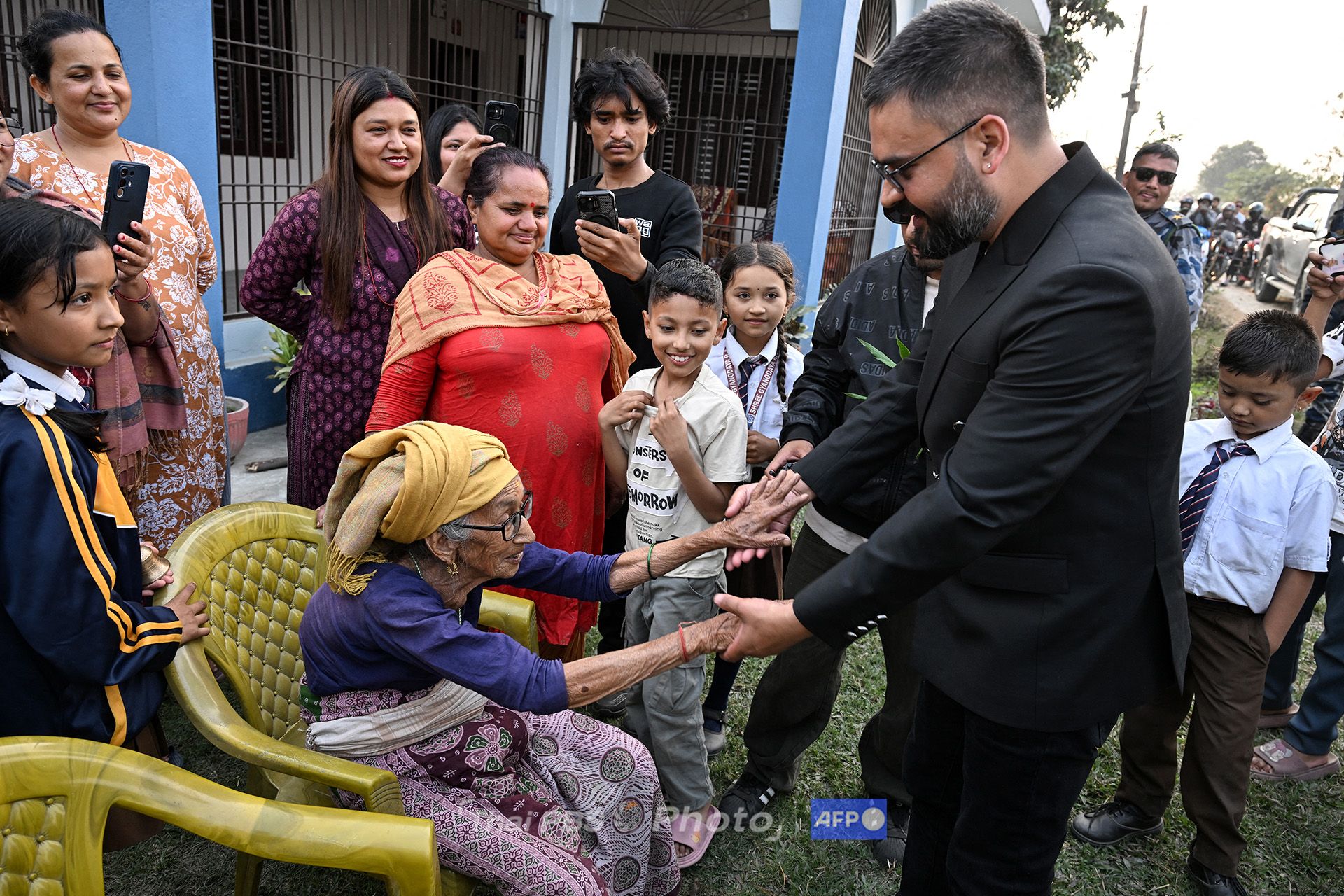 Balendra Shah ทักทายประชาชนระหว่างหาเสียง เมื่อวันที่ 16 ก.พ. 69 (ภาพ: Prakash Mathema/AFP)