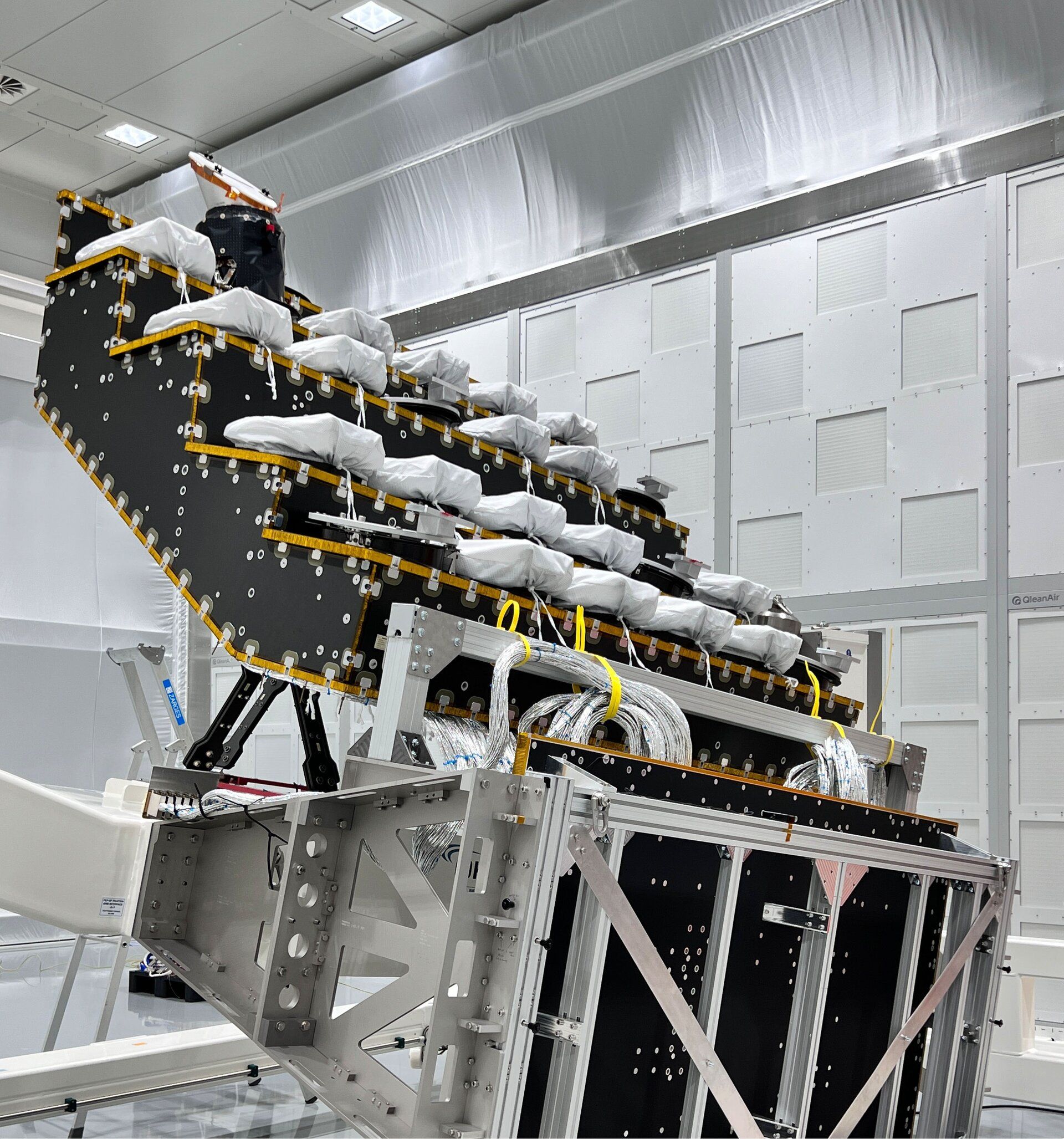 โต๊ะทดลองทางแสงของเพลโตในห้องปลอดฝุ่น Credit : OHB System AG