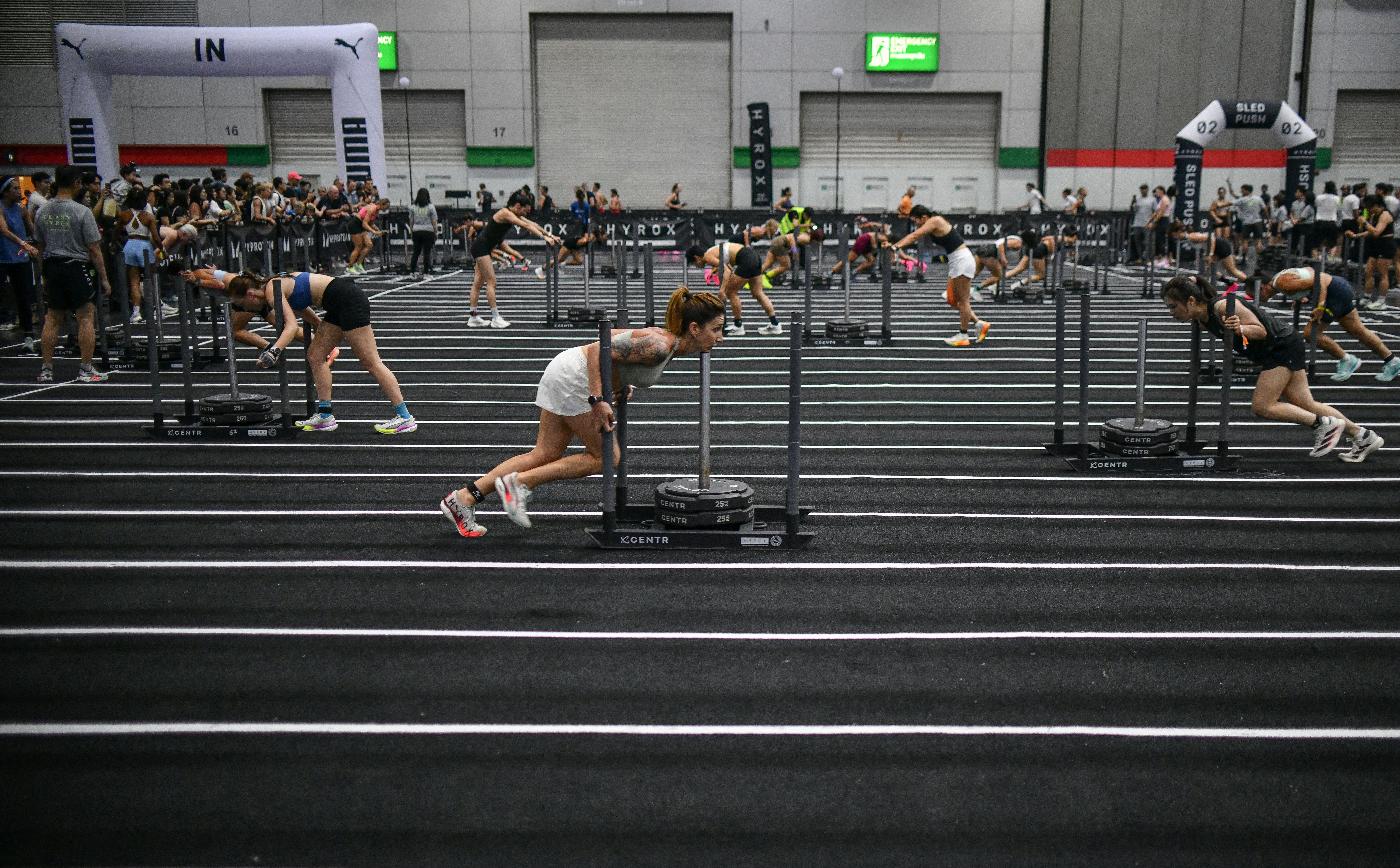 Sled Push สถานีสุดโหดที่กล้ามเนื้อต้องโหมใช้งานอย่างหนัก (Photo by Amaury PAUL / AFP)