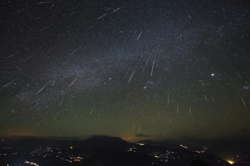 ฝนดาวตกเจมินิดส์ (Geminids) ภาพจาก NASA