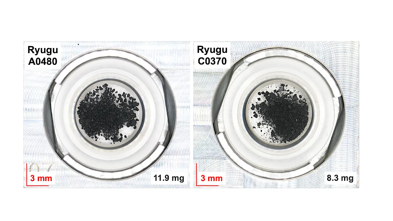 ตัวอย่างดินจากดาวเคราะห์น้อยริวกูที่ยาน Hayabusa 2 เก็บมายังโลก ภาพจาก ISAS_JAXA