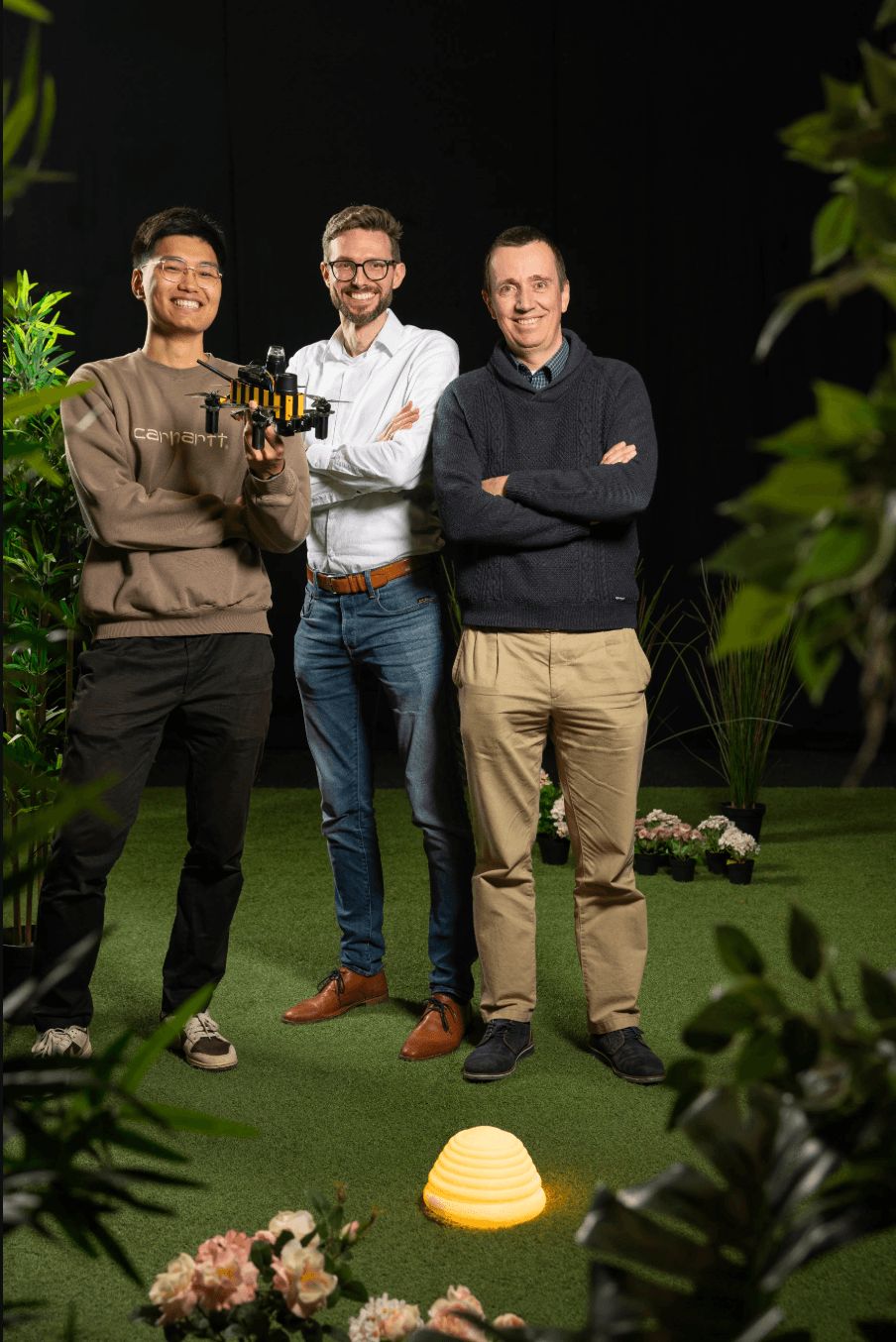 ทีมนักวิจัยมหาวิทยาลัยเทคโนโลยีเดลฟต์ (TU Delft) ขณะพัฒนาระบบนำทางโดรนขนาดเล็กเลียนแบบสมองผึ้ง