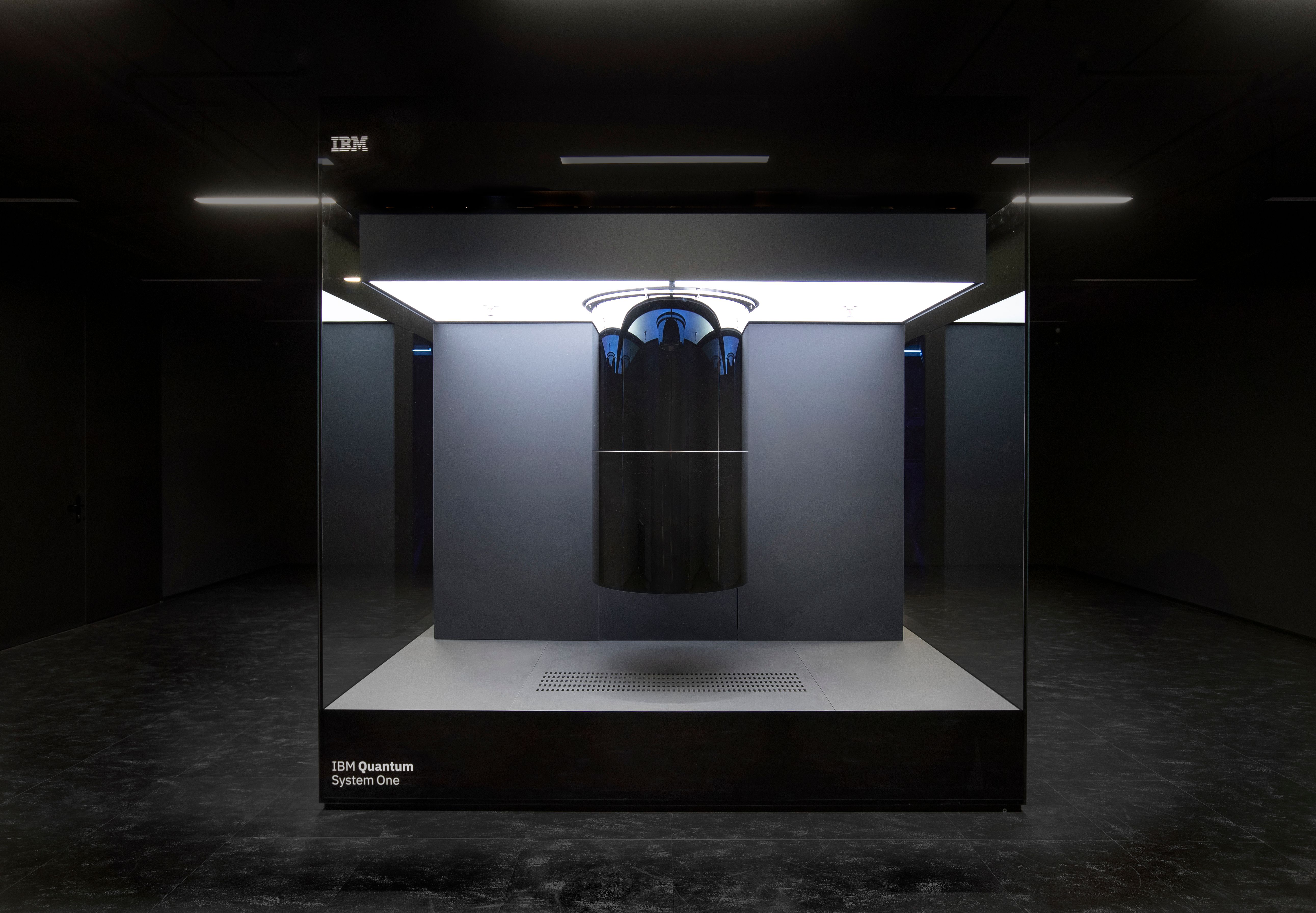 ภาพถ่ายเครื่องควอนตัมคอมพิวเตอร์ IBM Q System เครื่องควอนตัมคอมพิวเตอร์ตัวทดสอบของ IBM ซึ่งเป็นหนึ่งในคอมพิวเตอร์ควอนตัมที่มี Qubit มากที่สุดในโลกในปัจจุบัน ภาพถ่ายโดย IBM Research