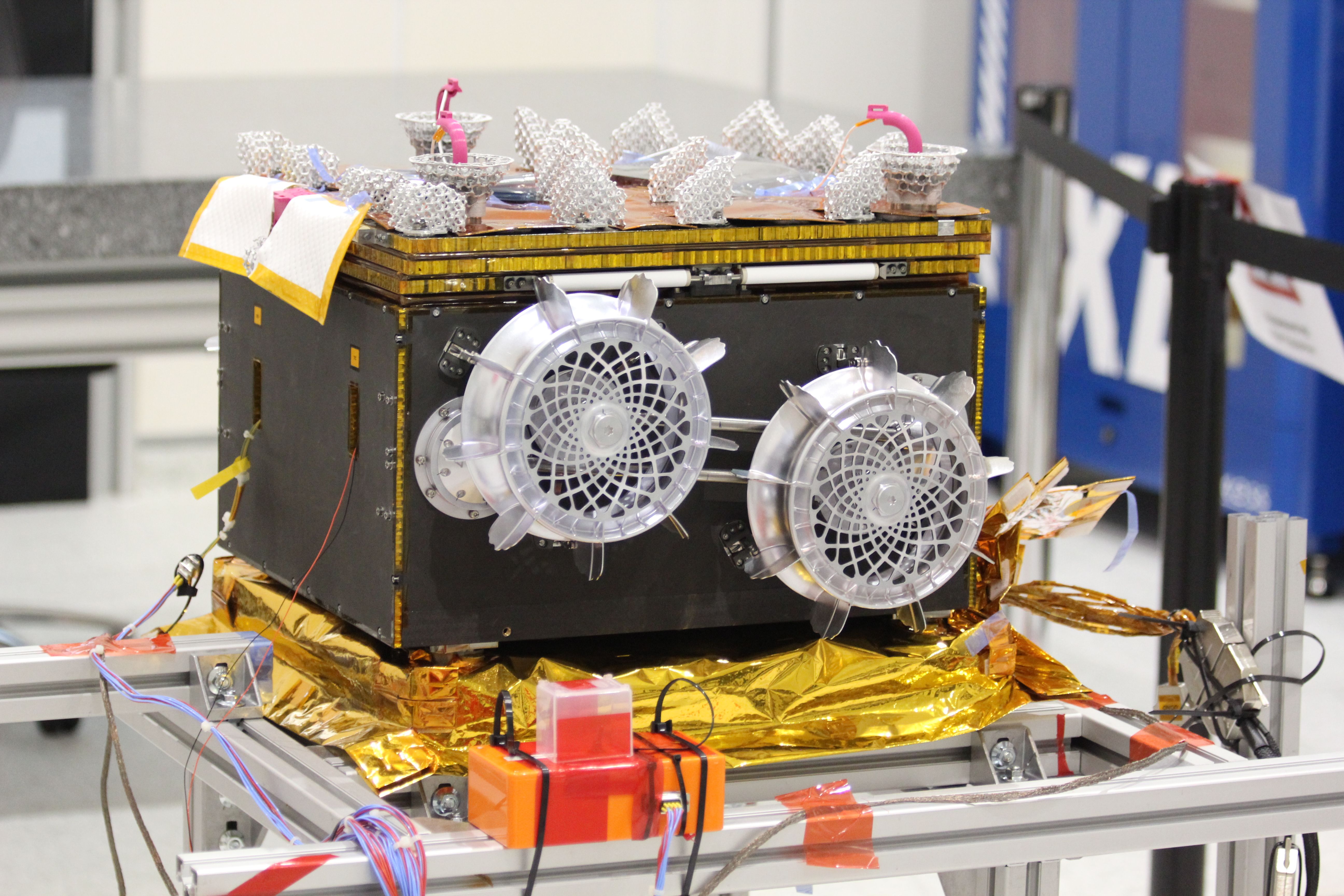 ภาพของหุ่นยนต์ IDEFIX จากฝรั่งเศสและเยอรมณีที่เดินทางไปกับยาน MMX เพื่อเป็นหุ่นยนต์ล้อหมุนตัวแรกบนพื้นผิวดวงจันทร์โฟบอส ภาพจาก Ebottlaender