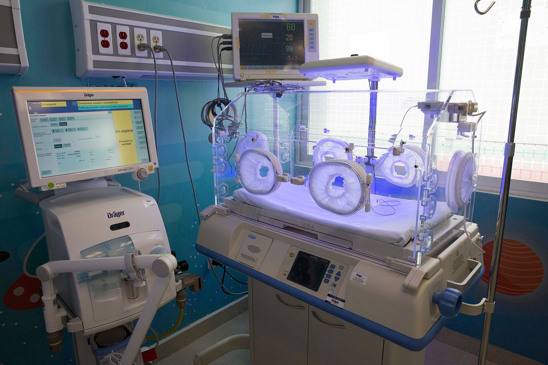 ภาพแสดงตู้อบหรือ Incubator ซึ่งใช้ในการรักษาอุณหภูมิของทารก เครื่องมือวัดสัญญาณชีพ และเครื่องควบคุมเครื่องช่วยหายใจ ซึ่งเป็นอุปกรณ์หลักที่มีการใช้งานใน NICU