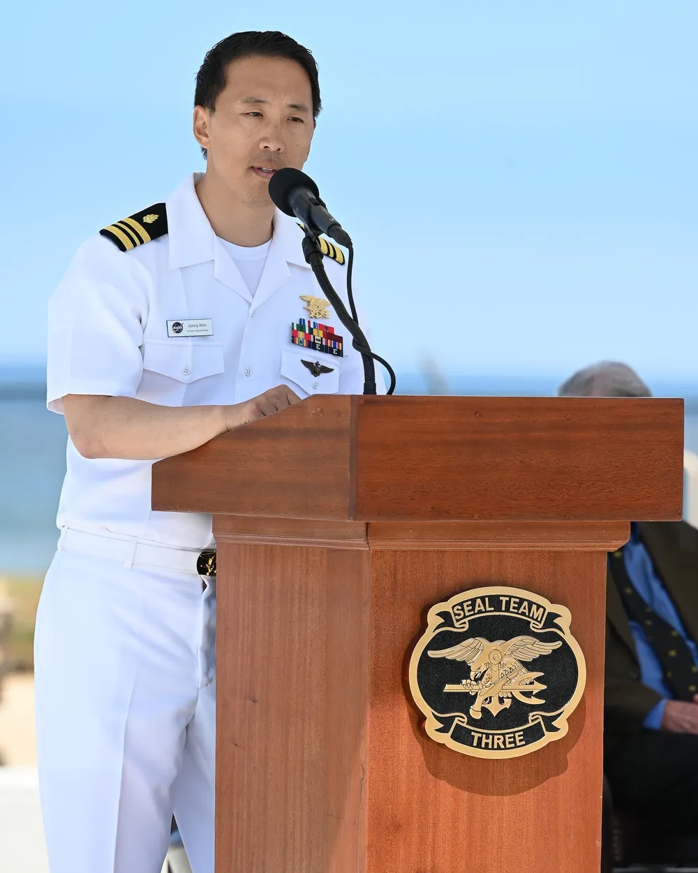 Jonny Kim ขณะขึ้นกล่าวในงานครบรอบ 40 ปีของหน่วยรบพิเศษ TEAM THREE เมื่อปี 2023 ภาพจาก DVIDS