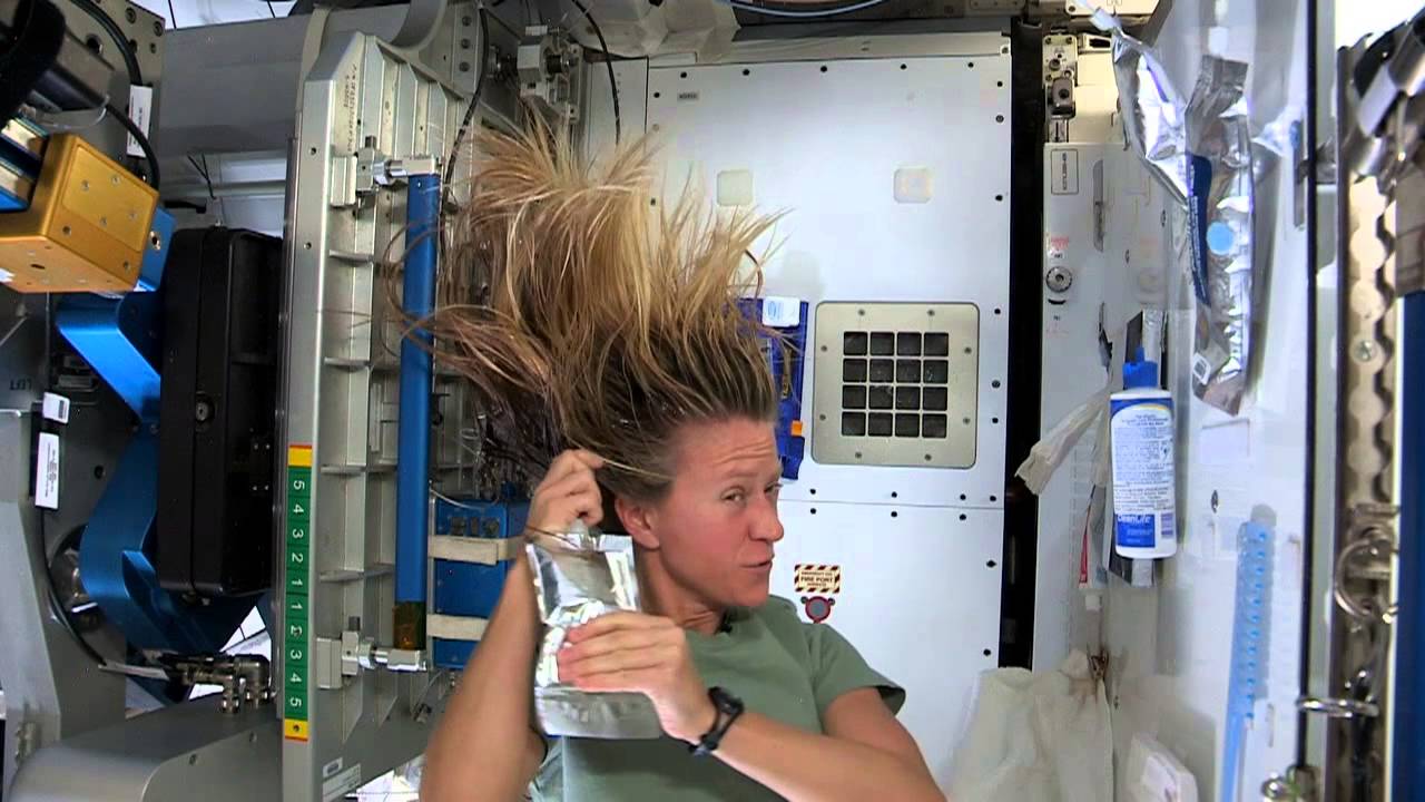 นักบินอวกาศ Karen Nyberg กำลังสอนวิธีการสระผมภายในสถานีอวกาศนานาชาติ ที่มา NASA