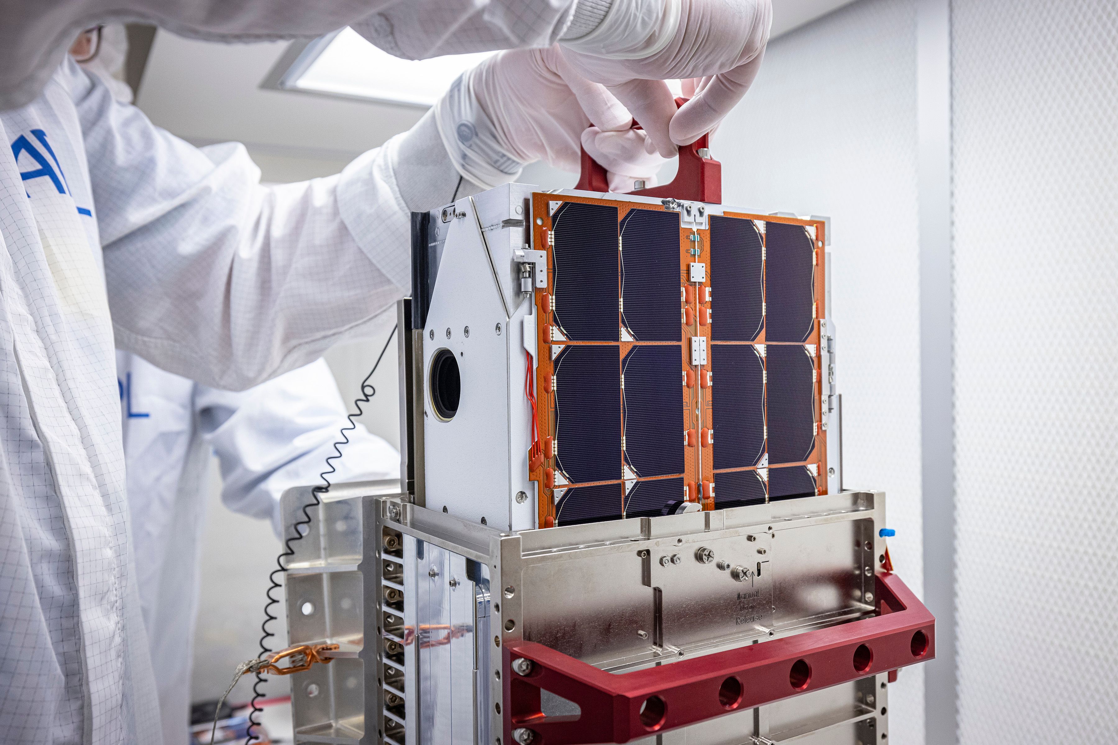 ยาน LICIACube ยานอวกาศขนาดเล็กในกลุ่ม CubeSat ที่เดินทางไปพร้อมกับยาน DART เพื่อบันทึกข้อมูลการชนของ DART กับดาวเคราะห์น้อย ที่มา NASA