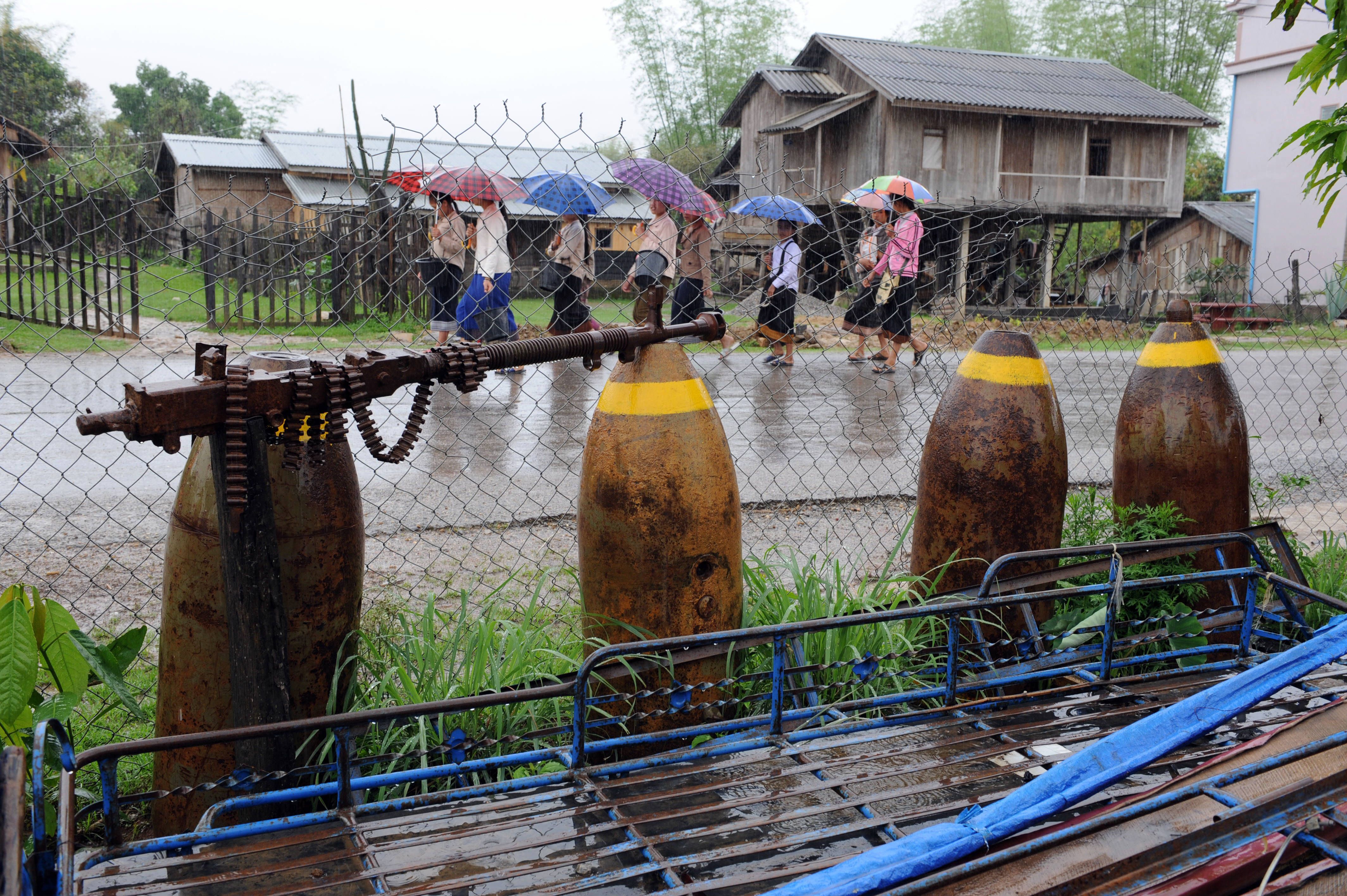  เศษซากของปลอกระเบิดและอาวุธ ที่กลายมาเป็นส่วนหนึ่งของชีวิต (Photo by HOANG DINH NAM / AFP)