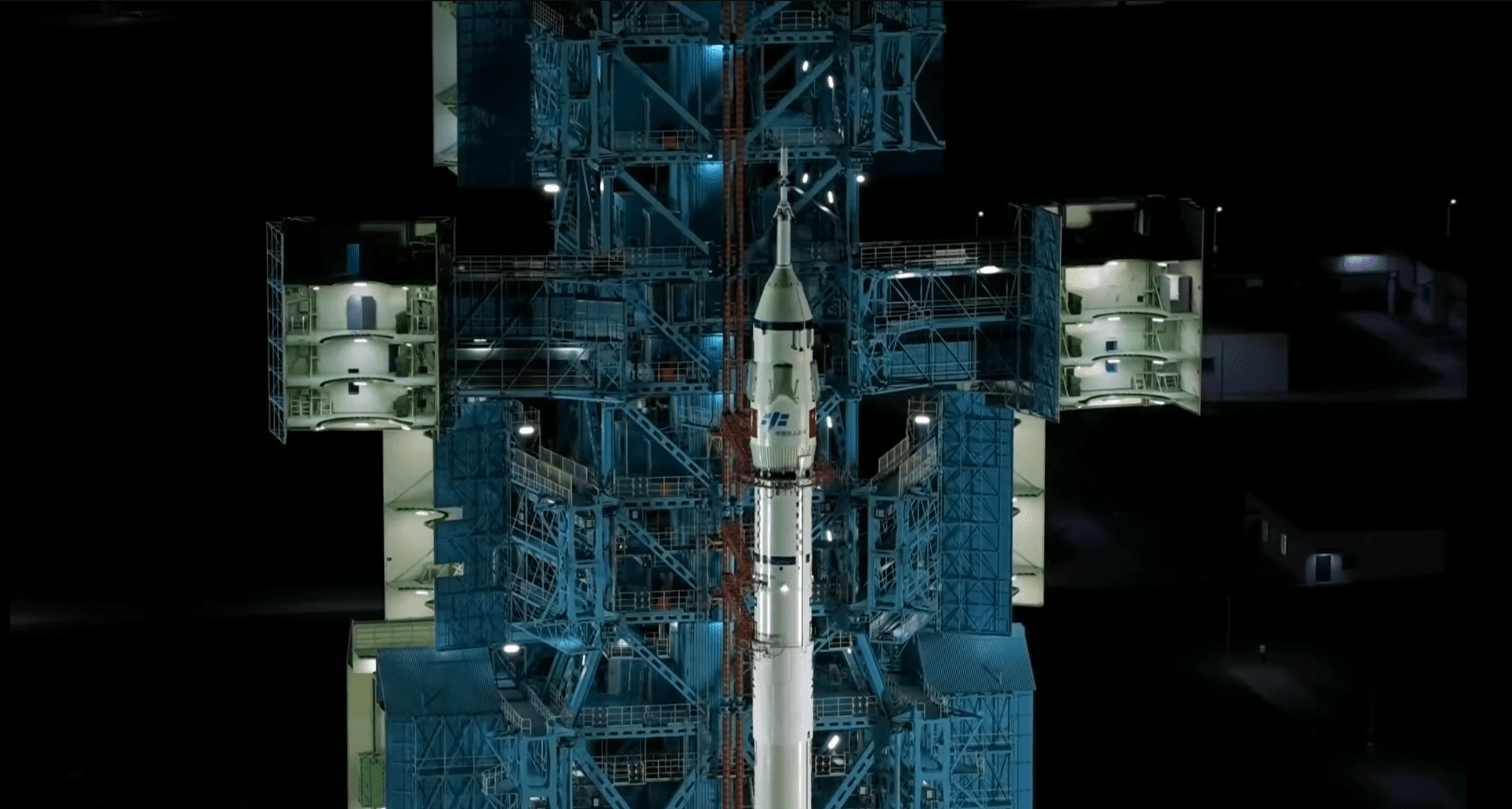 ภาพขณะเตรียมตัวปล่อยจรวด Long Mach 2F ในภารกิจ Shenzhou-21 ภาพจาก CMSA_CCTV