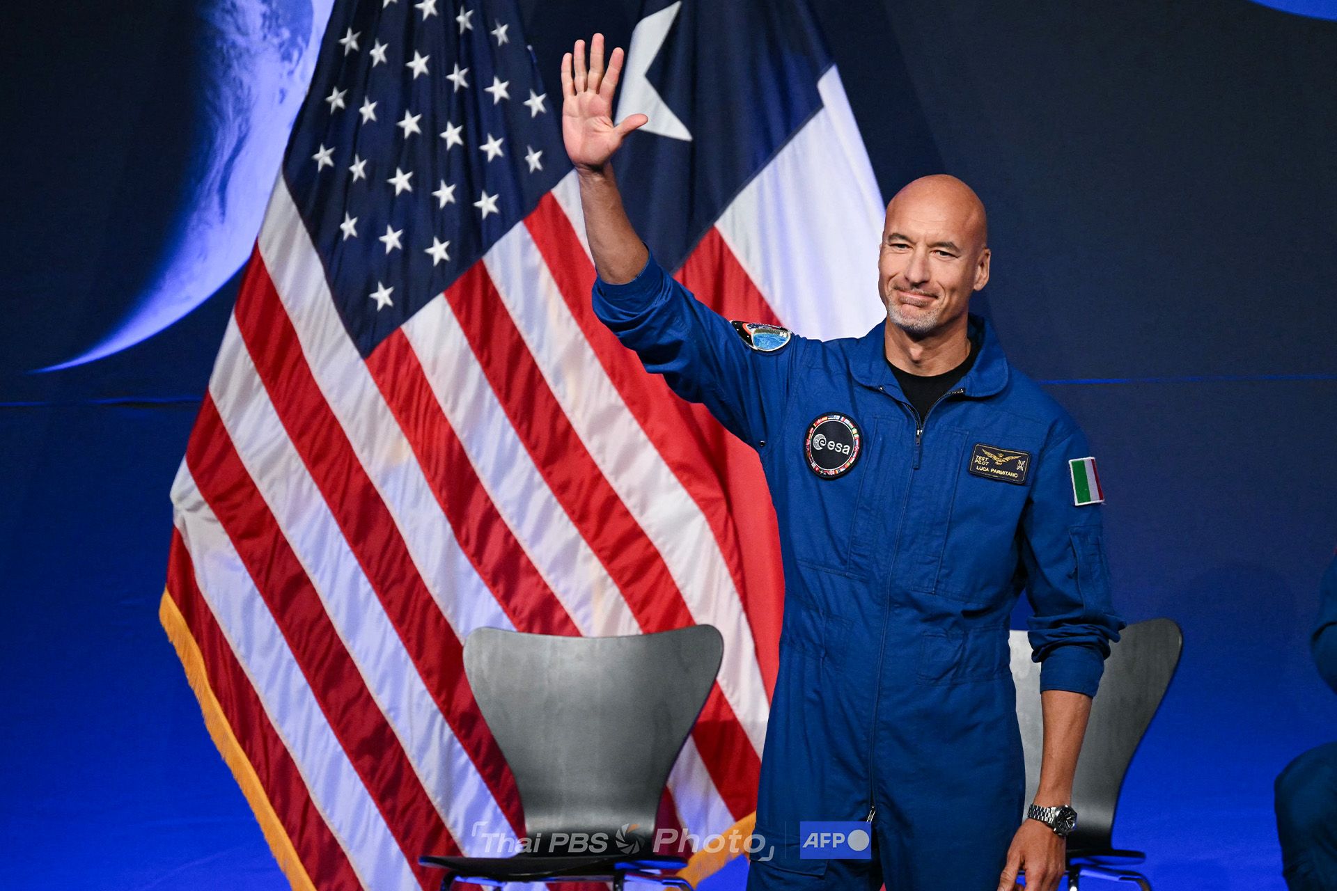 Luca Parmitano นักบินอวกาศขององค์การอวกาศยุโรป (ESA) โบกมือระหว่างการแถลงข่าวประกาศรายชื่อลูกเรือภารกิจ Artemis III Photo by RONALDO SCHEMIDT / AFP