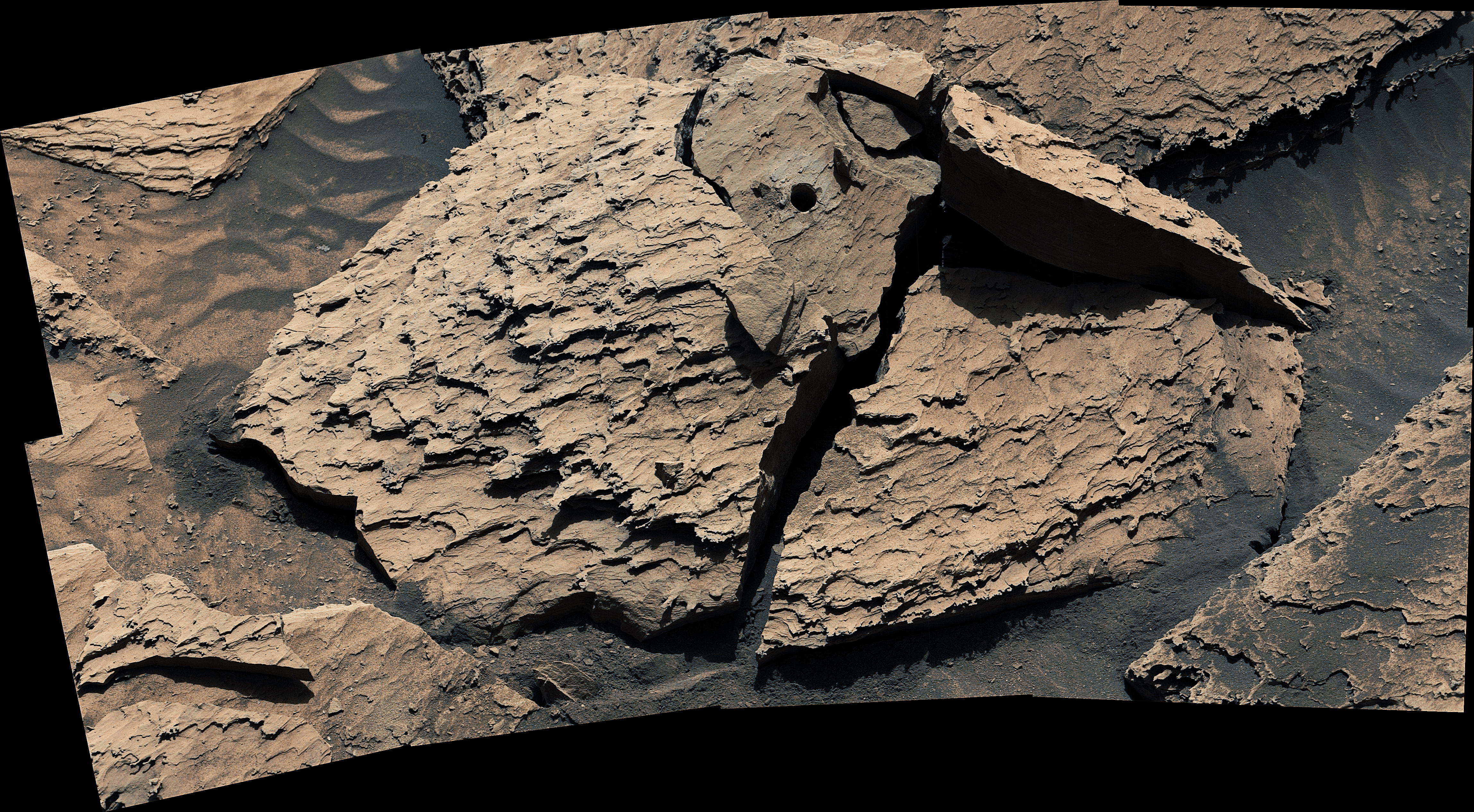 ภาพของก้อนหินหลังจากหลุดออกจากดอกสว่านแล้ว ก็แตกออก ภาพจาก NASA