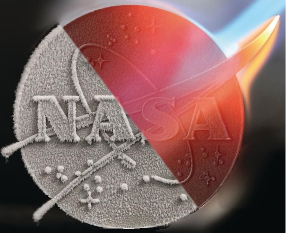 ภาพถ่ายสัญลักษณ์ NASA ที่ถูกพิมพ์อย่างสามมิติด้วยโลหะผสม GRX-810 ที่ถูกเผาให้มีความร้อนที่สูงจัดจนเป็นสีแดง แต่ยังคงมีความทนทานต่อความเครียดและแรงกดทับสูงกว่าวัสดุที่เคยใช้มาก่อน ภาพจาก NASA