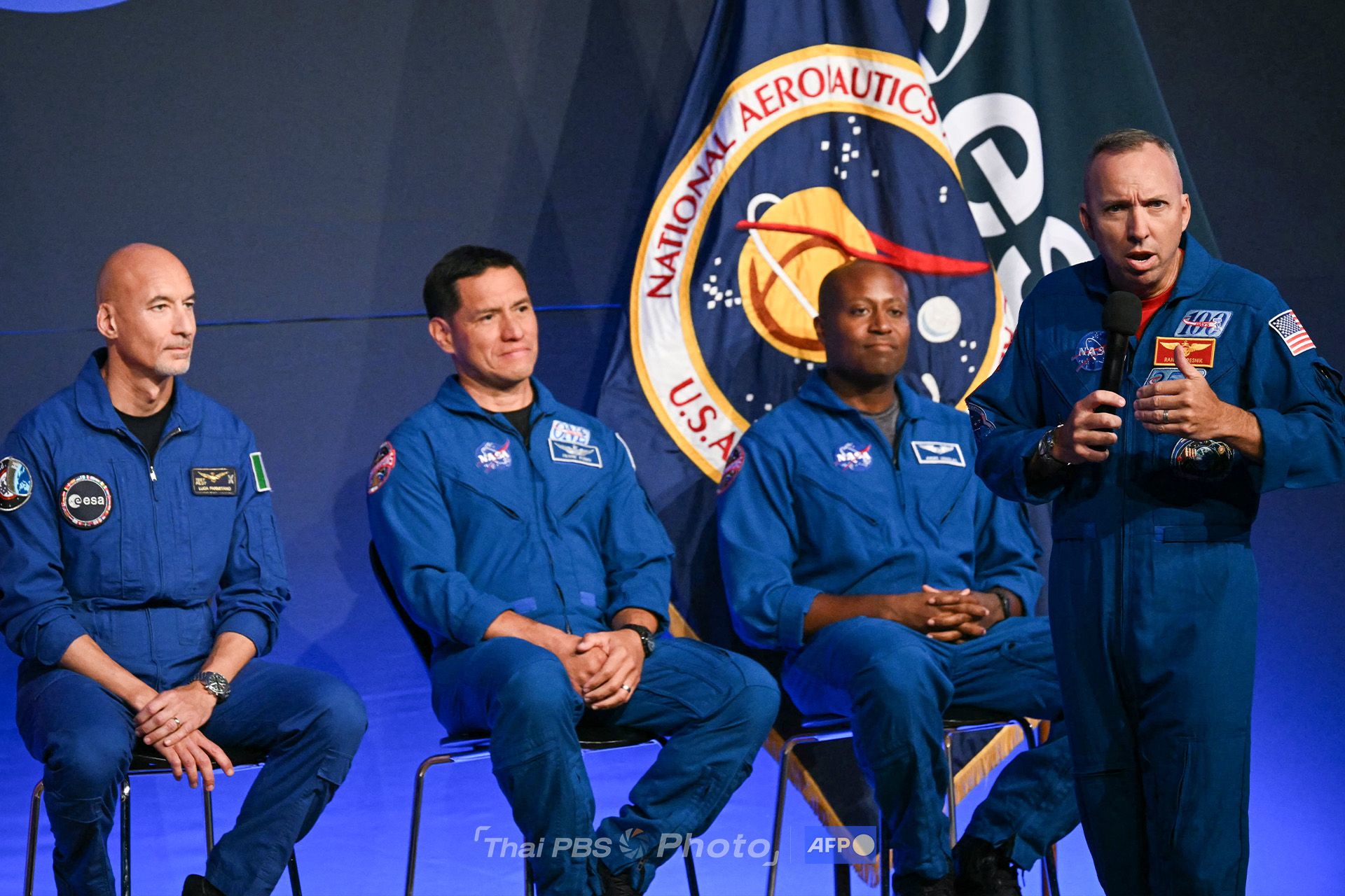 Frank Rubio นักบินอวกาศภารกิจ Artemis III ขึ้นกล่าวในการแถลงข่าวประกาศรายชื่อลูกเรือ Photo by RONALDO SCHEMIDT / AFP