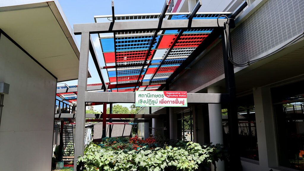 Agrivoltaics (อะกริโวลทาอิกส์) หรือ Solar sharing (โซลาร์แชร์ริง) เทคโนโลยีแผง “โซลาร์เซลล์” เพื่อผลิตทั้ง “พืช” และ “ไฟฟ้า” ในเวลาเดียวกัน ภาพจาก สวทช.