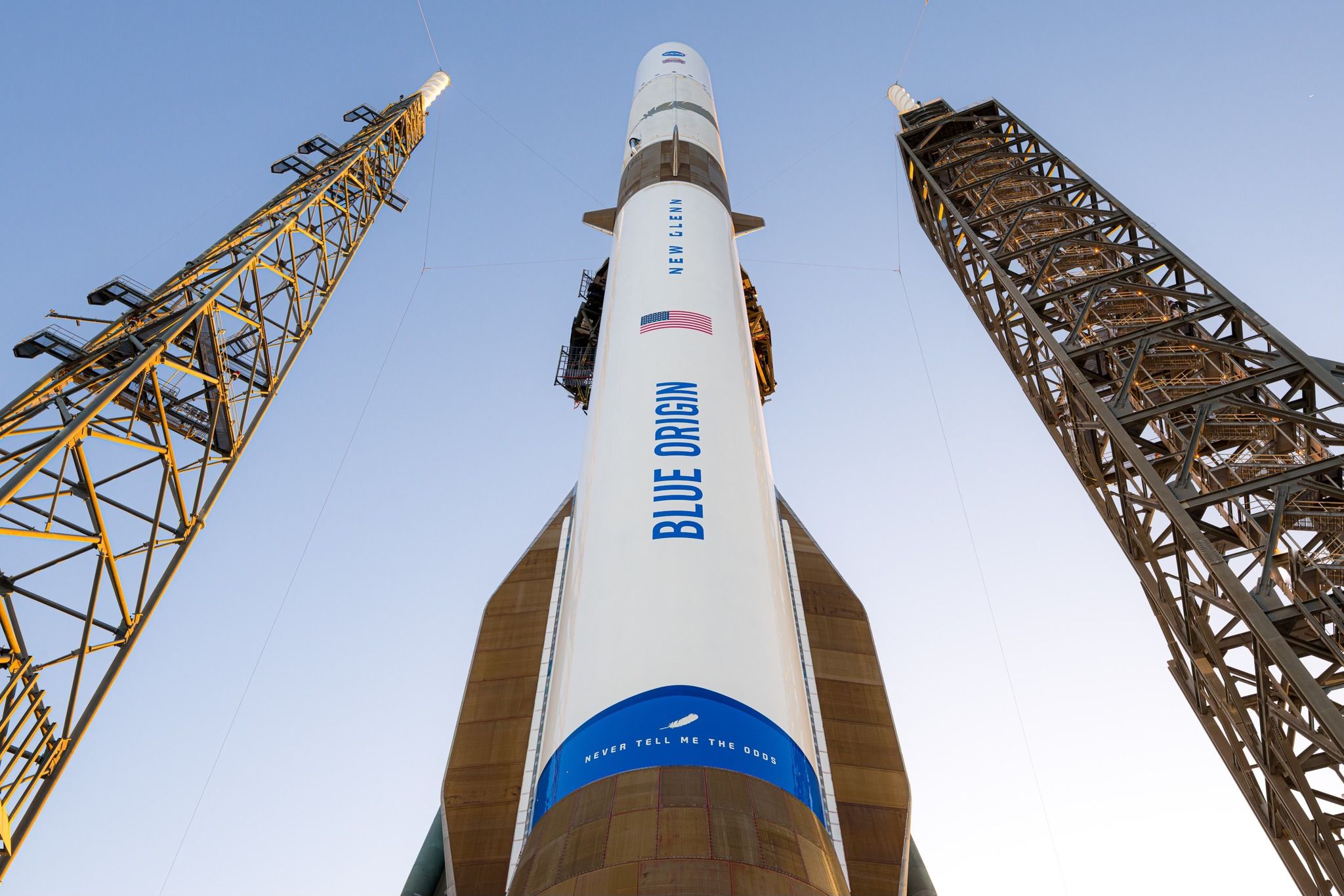 ภาพถ่ายจรวด New Glenn เที่ยวบินที่สองที่จะส่ง ESCAPADE ถึงเลื่อนออกไปเนื่องจากสภาพอากาศ ณ ฐานปล่อย ภาพจาก Blue Origin
