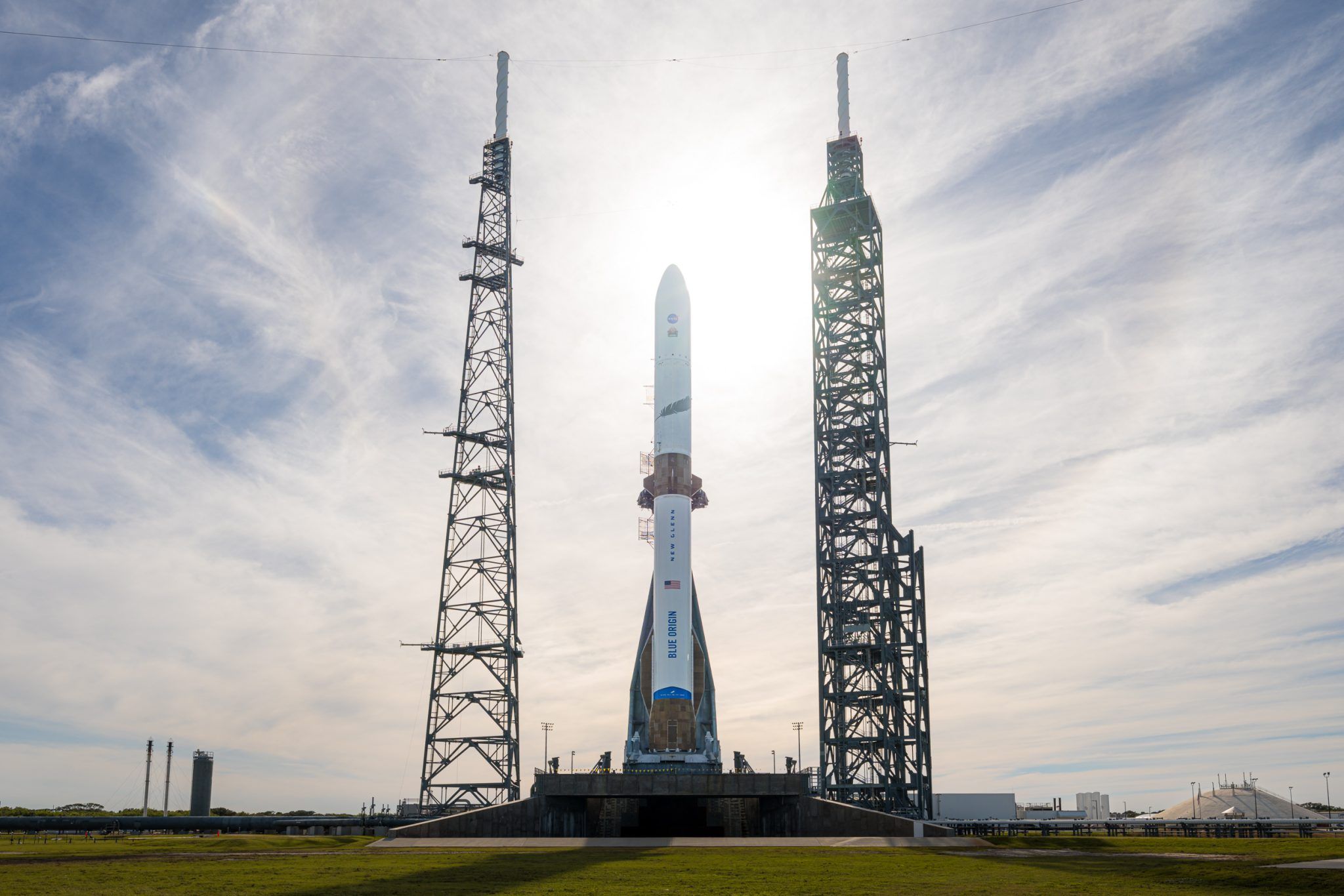 ภาพถ่ายของจรวด New Glenn เที่ยวบิน NG-2 ก่อนการปล่อยไม่กี่ชั่วโมง ภาพจาก Blue Origin