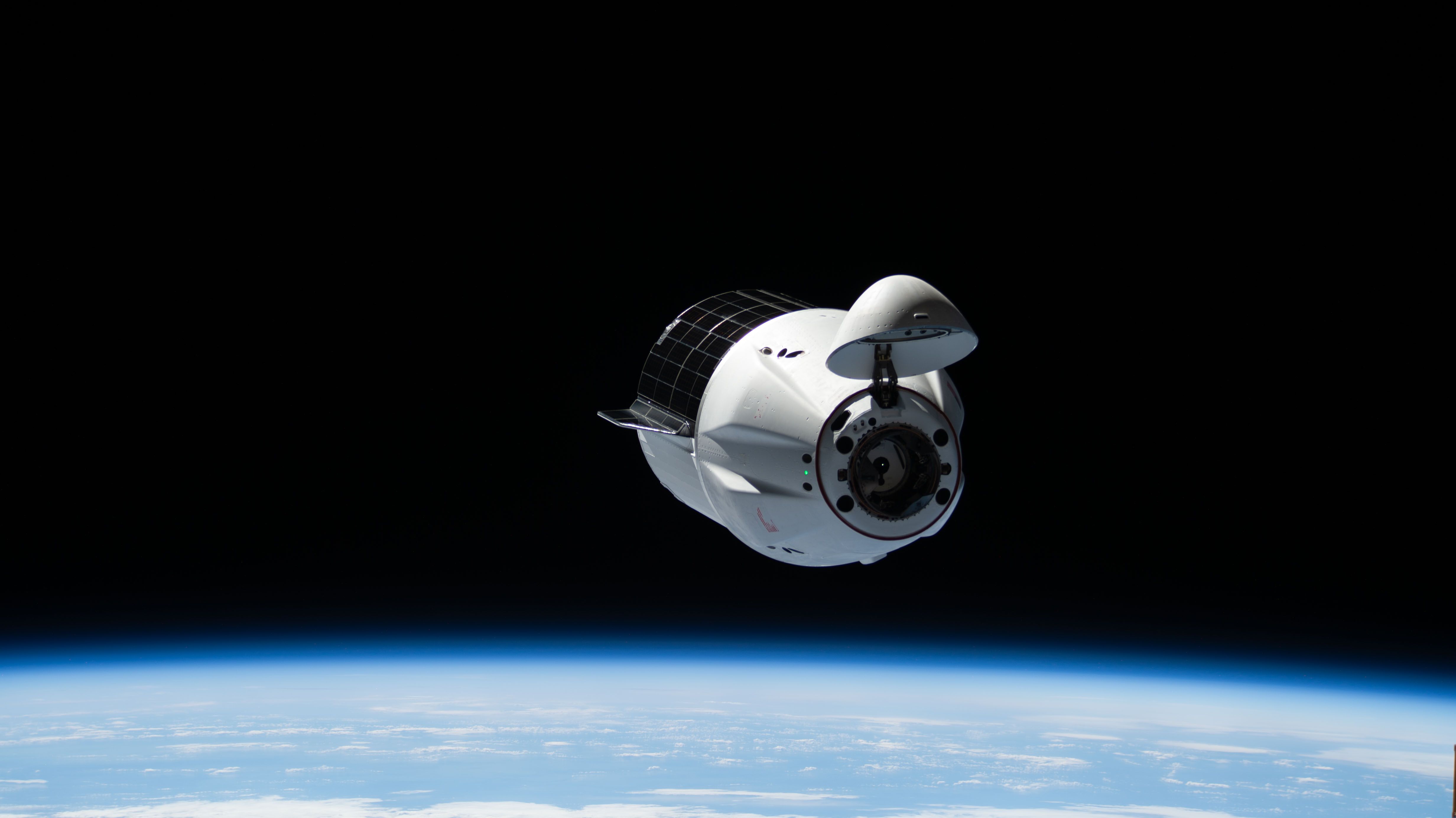 ยานขนส่งอวกาศดรากอนก็คืออีกหนึ่ง New Space Economy ที่ทำให้ยานอวกาศแคปซูลที่เดินทางไปยังอวกาศสามารถกลับมาใช้งานซ้ำใหม่ได้ ภาพจาก NASA