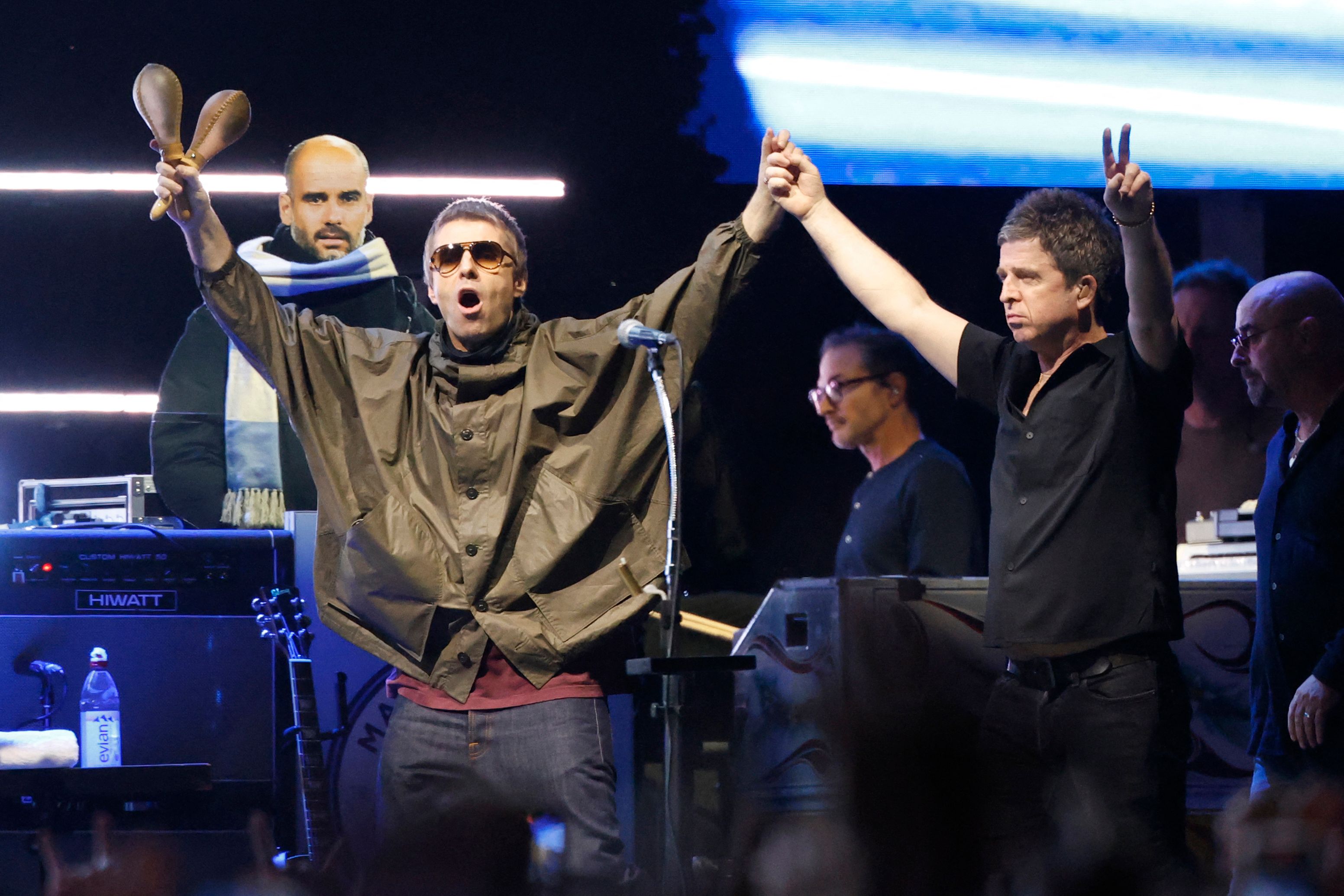  Oasis วงดนตรีร็อกระดับตำนานจากเมืองแมนเชสเตอร์ ประเทศอังกฤษ (Photo by KAMIL KRZACZYNSKI/AFP)