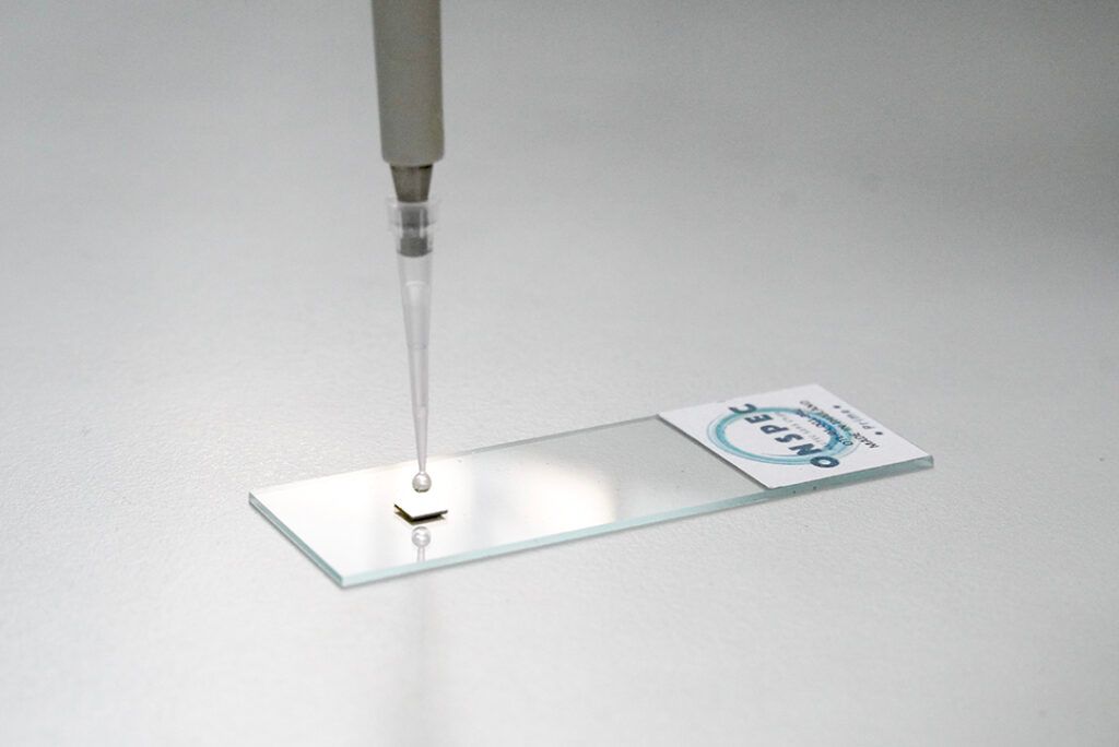 หยดสารละลายที่ต้องการตรวจสอบลงบนชิป OnSpec ภาพจาก เนคเทค สวทช.