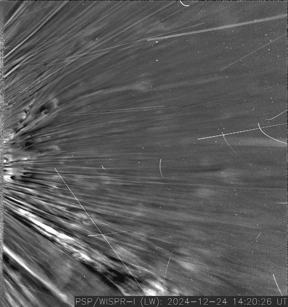 ภาพถ่ายจากกล้องของยาน Parker Solar Probe ที่มวลสารโคโรนากำลังไหลย้อนกลับเข้าสู่พื้นผิวของดวงอาทิตย์ ภาพจาก NASA